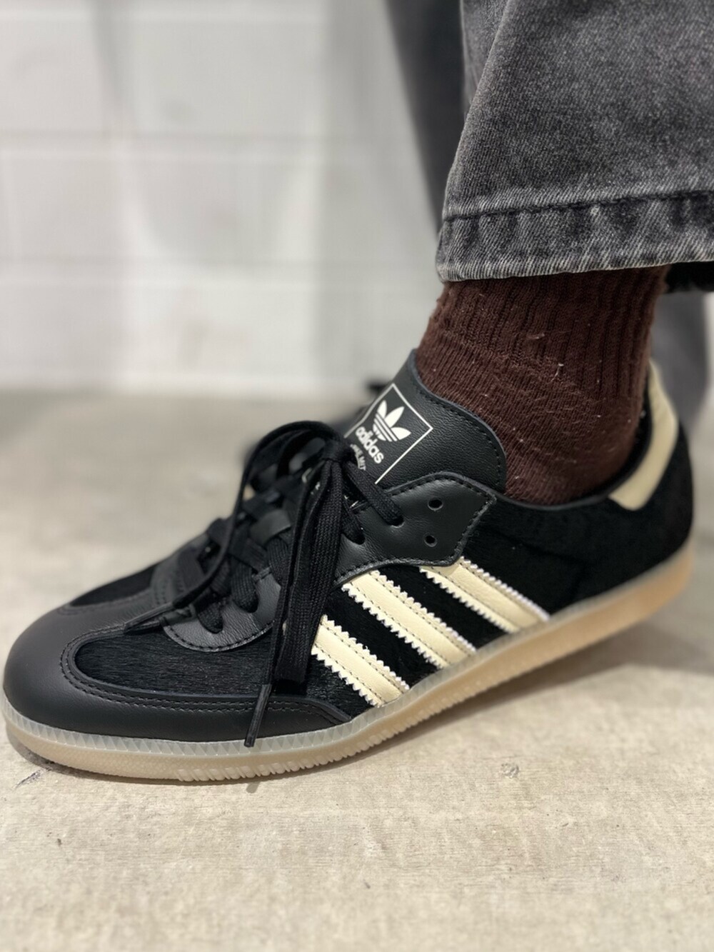 ブラック系のジャケット/アウター、ベージュ系のブルゾン、ブラック系のスニーカーを着用したメンズの秋コーディネートの6枚目の写真