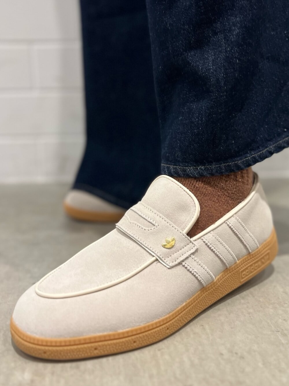 ブラウン系のジャージ、ホワイト系のスニーカーを着用したメンズの冬コーディネートの4枚目の写真