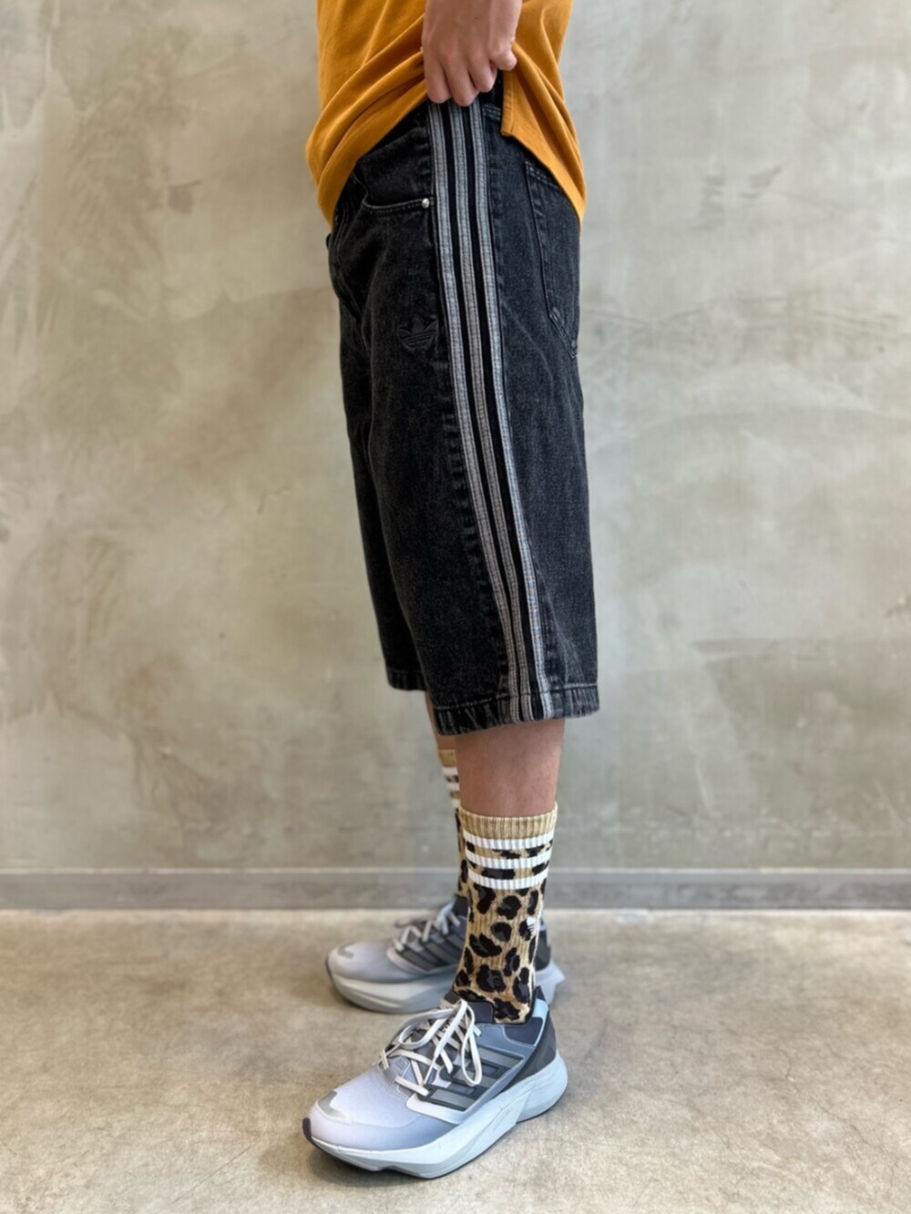 グレー系のシューズ、ブラック系のトップス、ブラウン系のトップスを着用したメンズの夏コーディネートの6枚目の写真