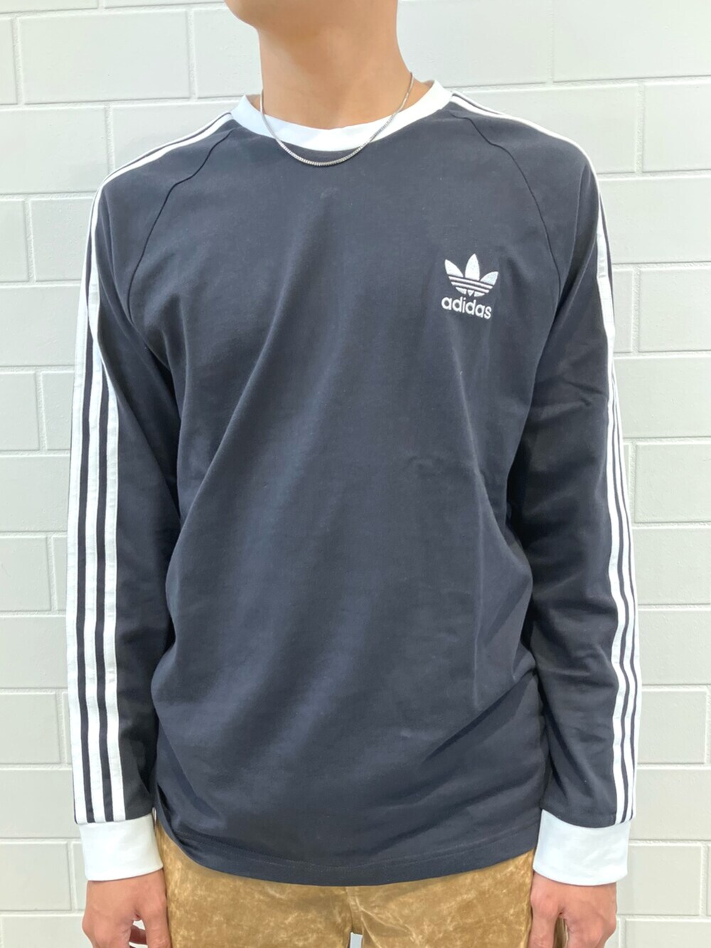 ブラウン系のその他パンツ、ブラウン系のシューズ、ブラック系のTシャツ/カットソーを着用したメンズの秋コーディネートの4枚目の写真