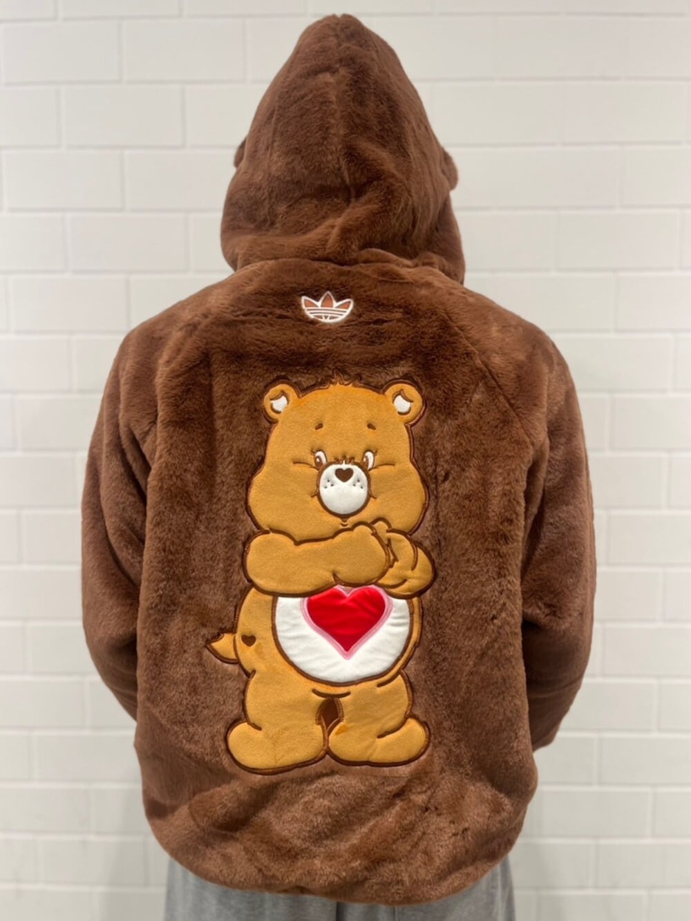 グレー系のその他パンツ、ブラウン系のジャケット/アウター、イエロー系のシューズを着用したメンズの秋コーディネートの4枚目の写真