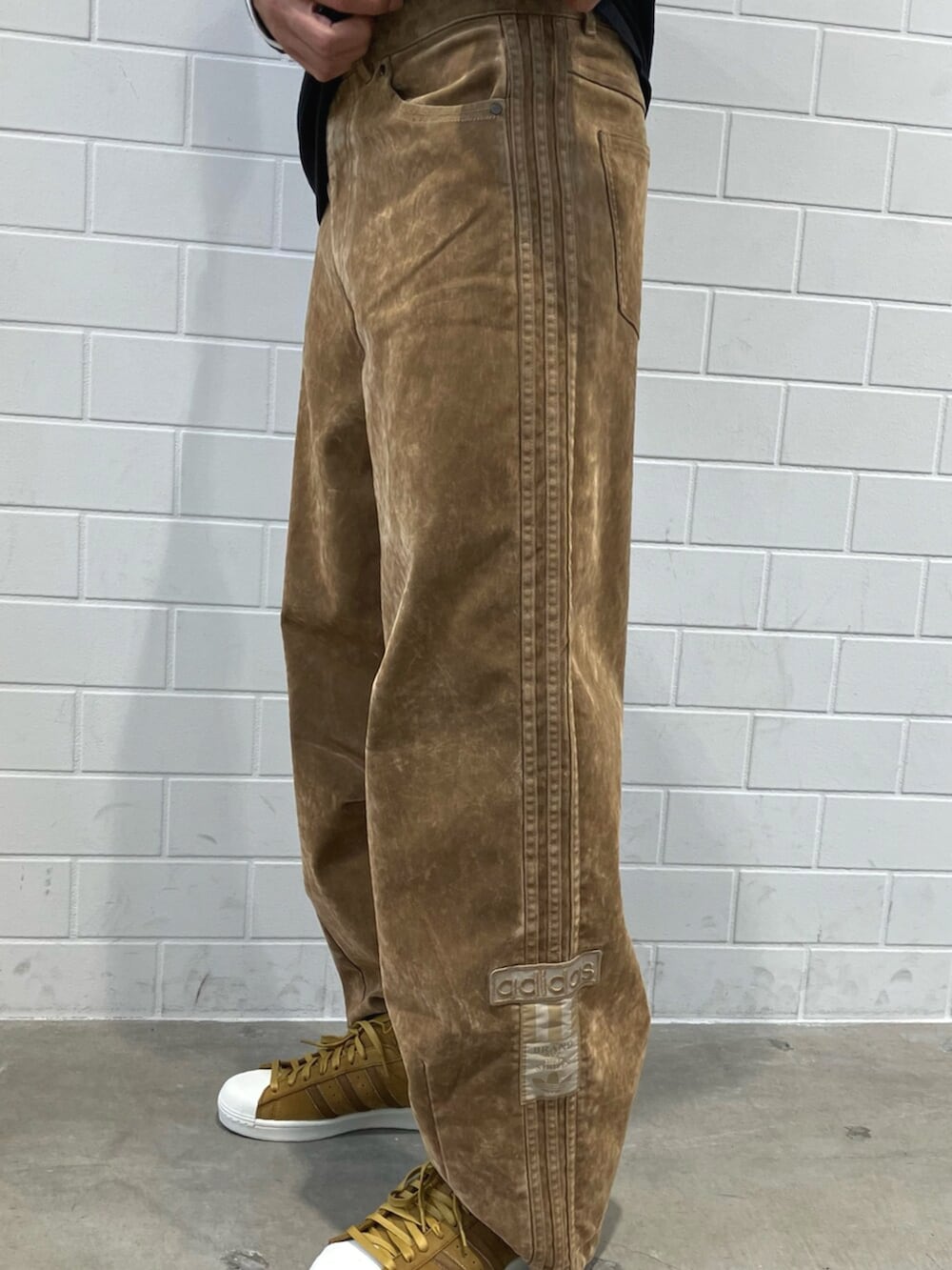 ブラウン系のその他パンツ、ブラウン系のシューズ、ブラック系のTシャツ/カットソーを着用したメンズの秋コーディネートの5枚目の写真