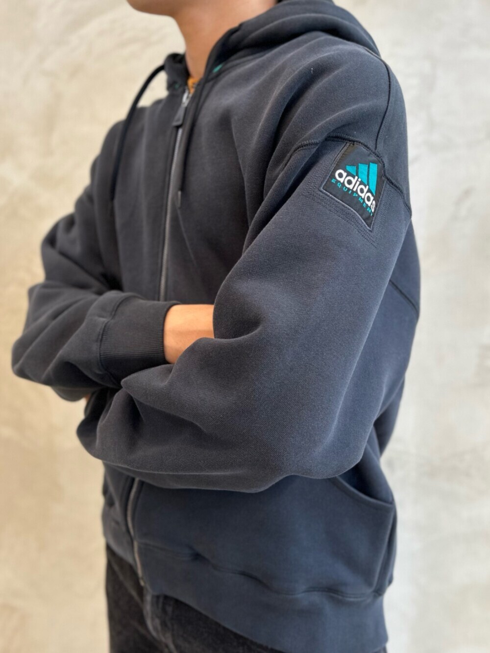 グレー系のシューズ、ブラック系のトップス、ブラウン系のトップスを着用したメンズの夏コーディネートの4枚目の写真