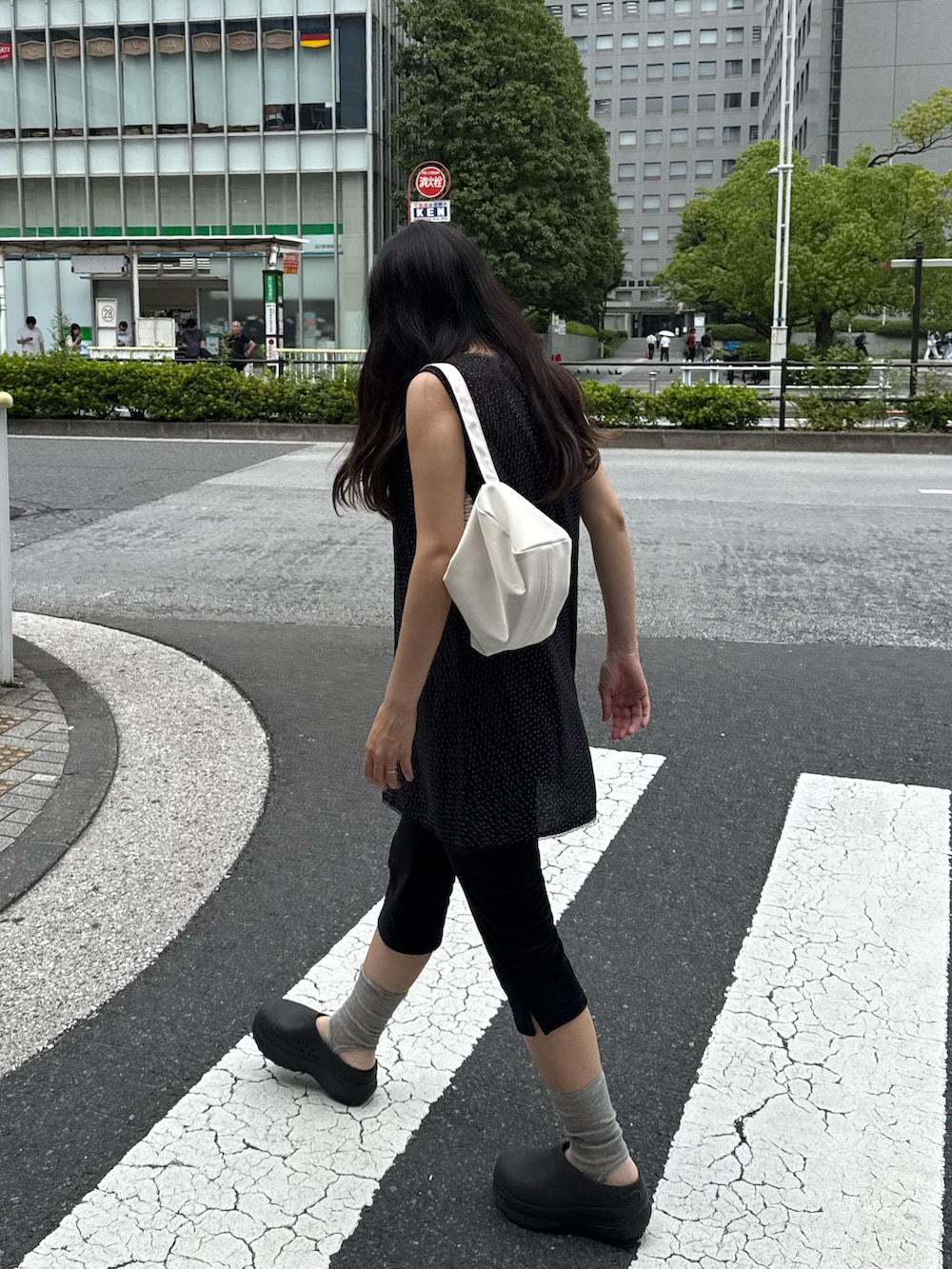 ブラック系のワンピースを着用したレディースの夏コーディネートの2枚目の写真