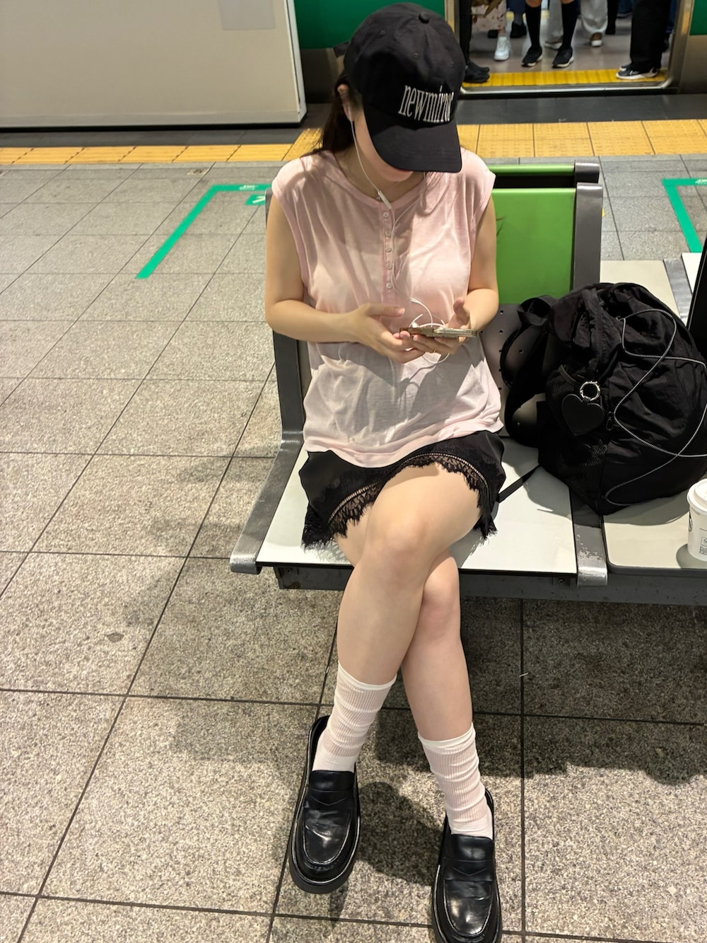 ブラック系のバックパック/リュック、ブラック系のスカート、ブラック系のキーホルダーを着用したレディースの夏コーディネートの2枚目の写真