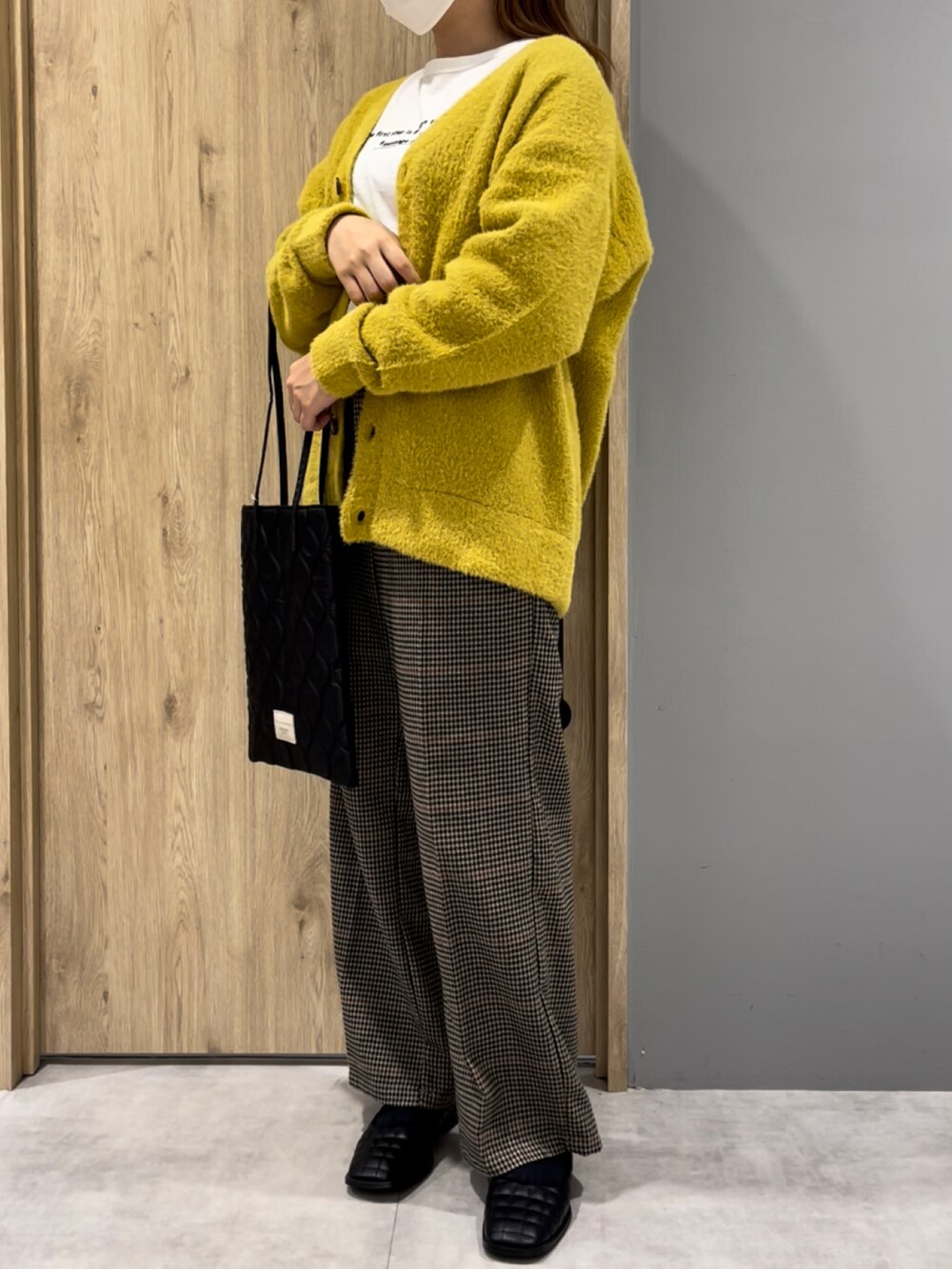 「秋服準備はじめました、休日スタイル、今日のコーデ、初秋コーデ、シンプルコーデ、大人ガーリー、パンツスタイル、秋色、秋服、スニーカー、プチプラコーデ、大人コーデ、MelanCleuge、メランクルージュ、黄色」｜「Melan Cleugeのアイテム（トートバッグ、ブラック系）」を使った、mさん（レディース・158cm）の秋コーディネートの2枚目の写真