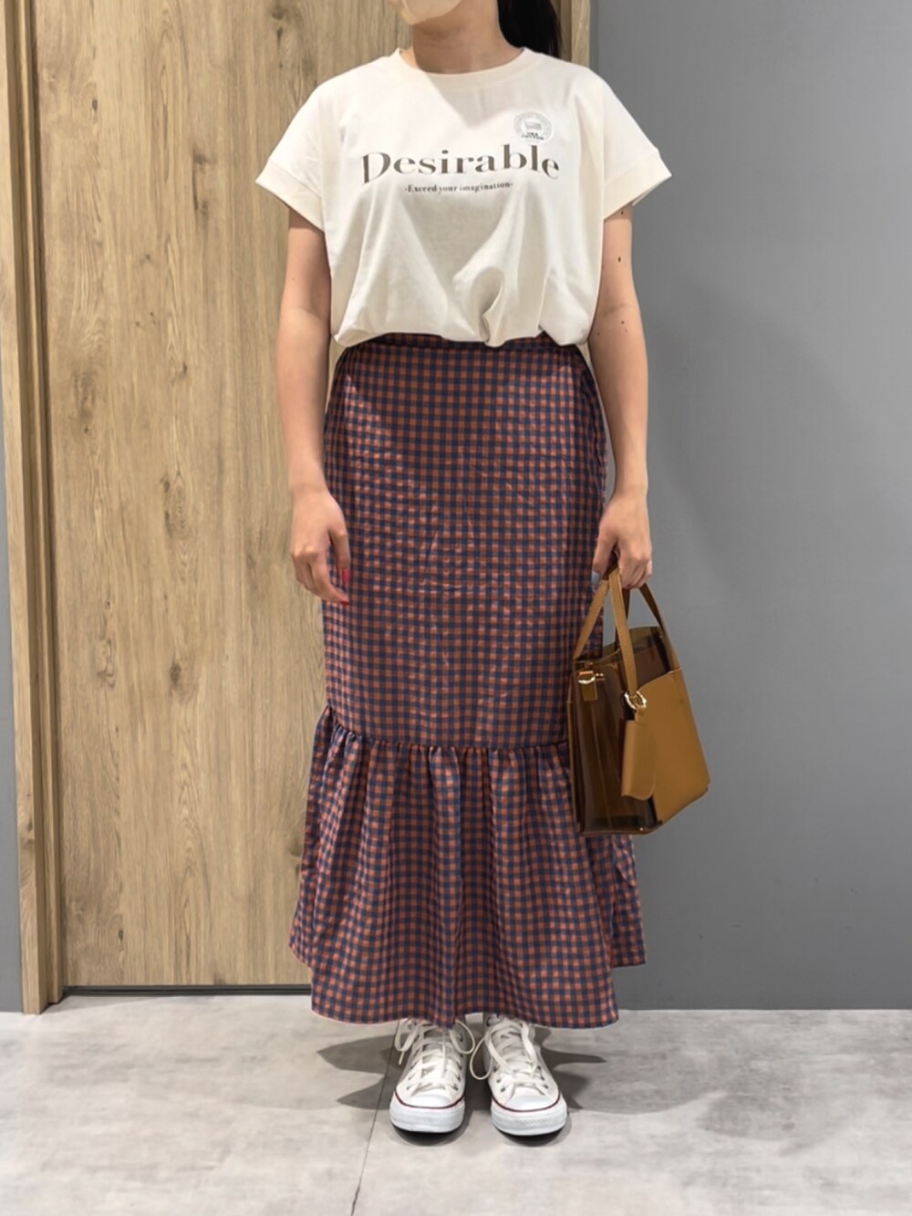 「夏、お出かけコーデ、カラー×コーデ、ピンク、カジュアル、プチプラ、プチプラコーデ、クリアバッグ、コンバース、スニーカー、スニーカーコーデ、ハイカットスニーカー、ブルー、ティアードスカート、ギンガムチェック」｜「Melan Cleugeのアイテム（Tシャツ/カットソー、ホワイト系）」を使った、mさん（レディース・158cm）の夏コーディネートの2枚目の写真