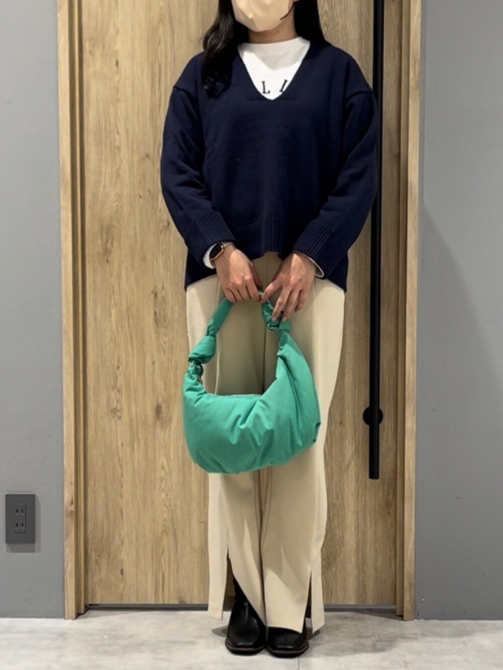 「Melan Cleugeのアイテム（バッグ、グリーン系）」を使った、mさん（レディース・158cm）の冬コーディネートの2枚目の写真