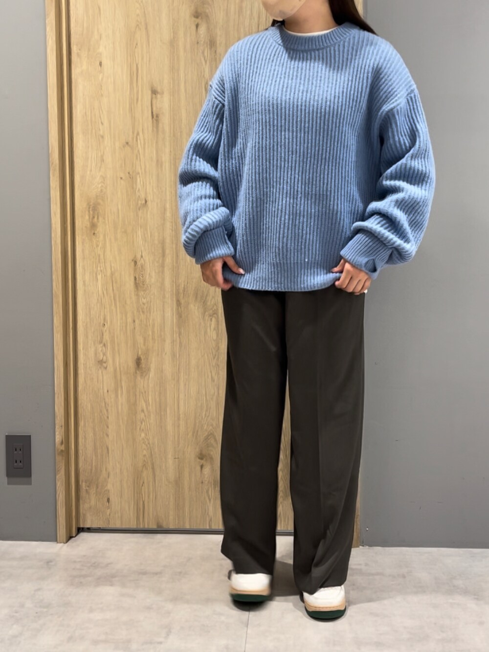 「Melan Cleugeのアイテム（パンツ、ブラック系）」を使った、mさん（レディース・158cm）の冬コーディネートの2枚目の写真