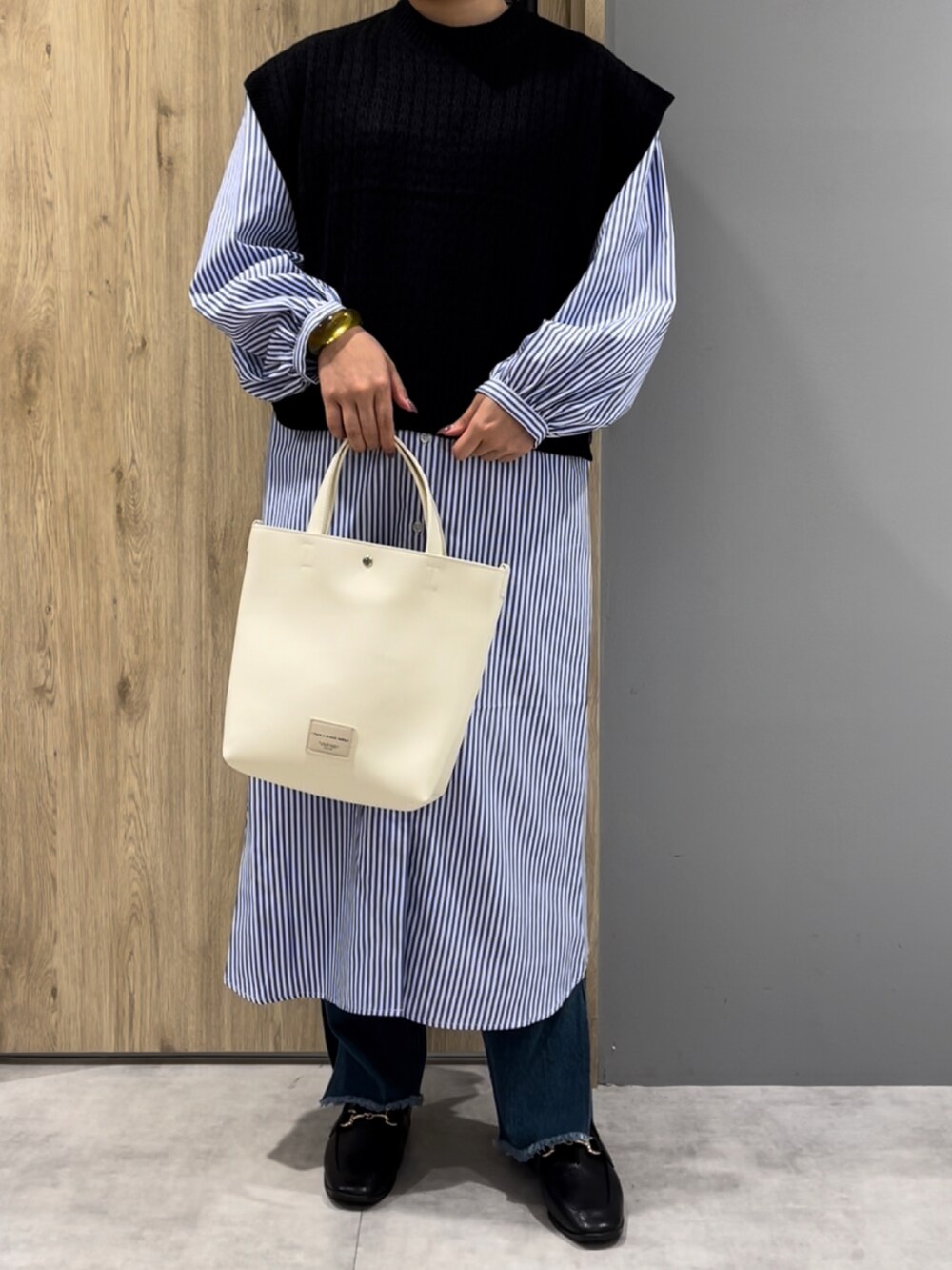 「シンプル、休日スタイル、おしゃれさんと繋がりたい、プチプラ、ロングワンピース、デニム、ニットベスト、秋のコーデ、秋コーデ、秋服準備はじめました、秋服、メランクルージュ、MelanCleuge、ストライプ、秋物」｜「Melan Cleugeのアイテム（ベスト、ブラック系）」を使った、mさん（レディース・158cm）の夏コーディネートの2枚目の写真