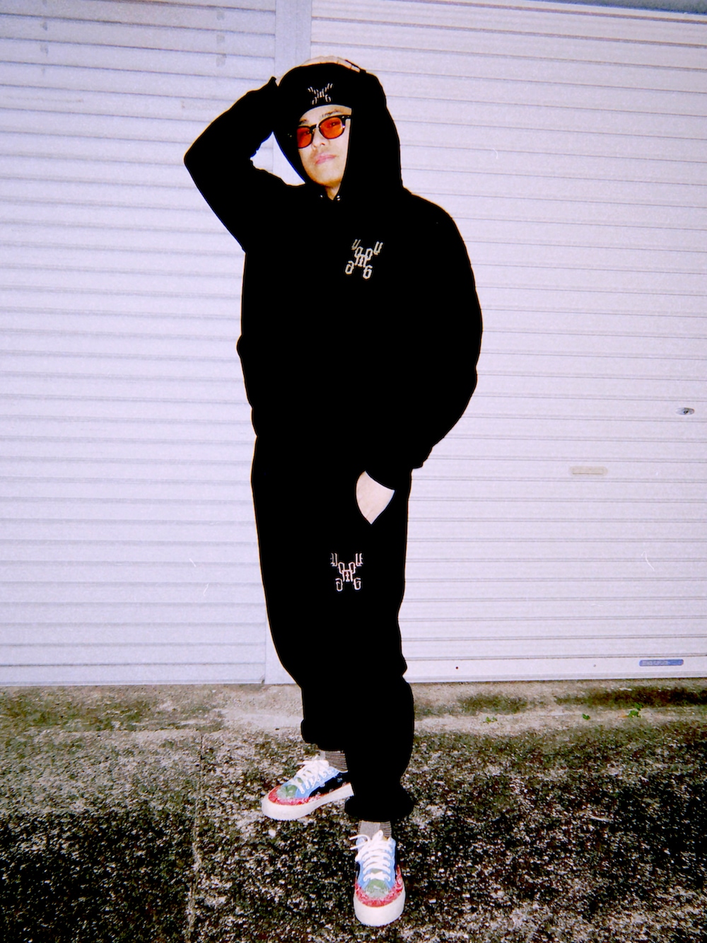 ブラック系のスウェットパンツ、ブラック系のパーカー、ブラック系のキャップを着用したメンズの冬コーディネートの3枚目の写真