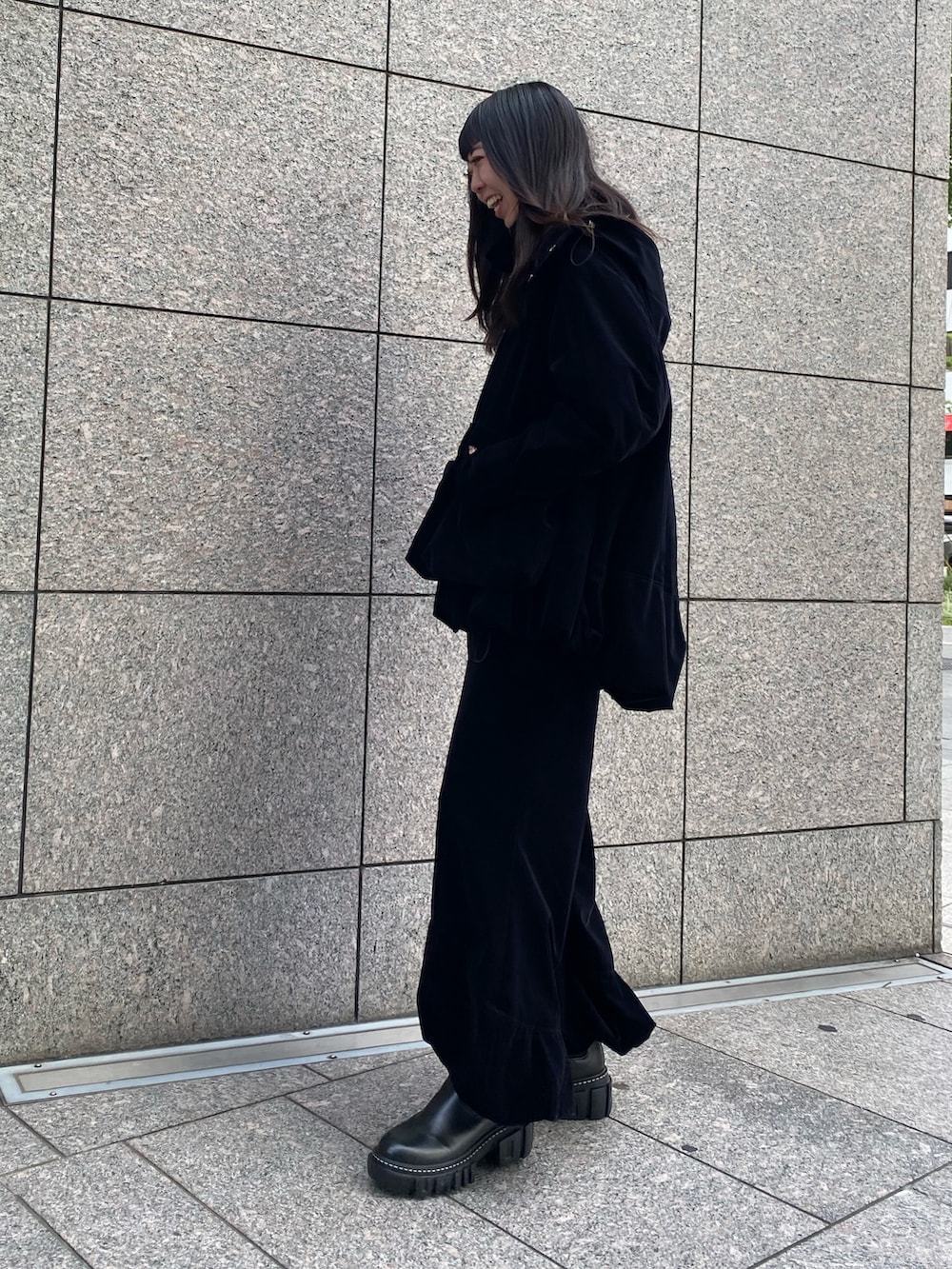 ブラック系のその他アウター、ブラック系のその他パンツ、ブラック系のブーツを着用したレディースの秋コーディネートの3枚目の写真