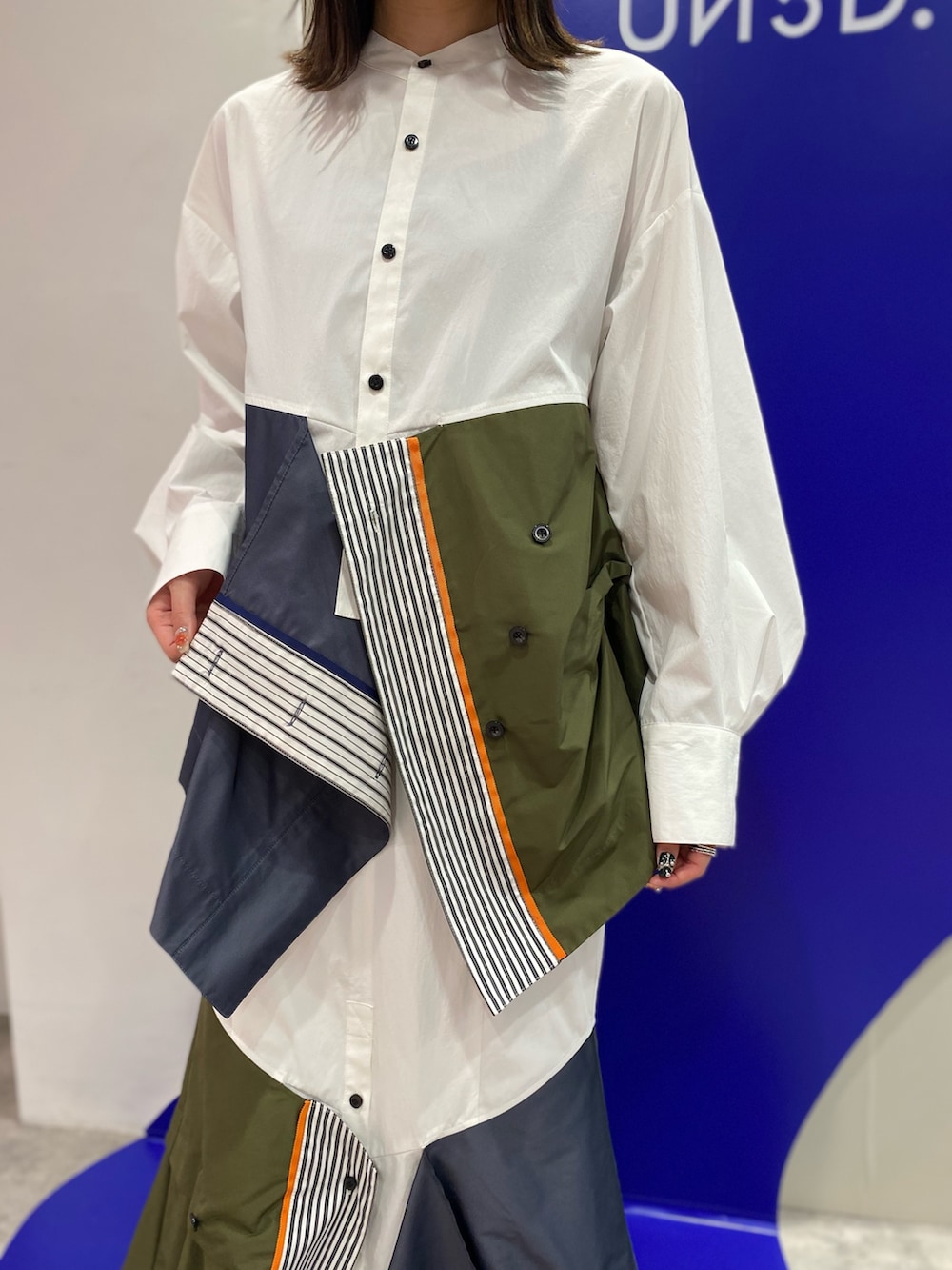 その他のシャツ/ブラウス、その他のスカート、ブラック系のブーツを着用したレディースの冬コーディネートの5枚目の写真