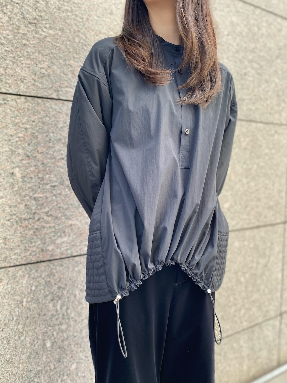 ブラック系のその他アウター、ブラック系のその他パンツ、ブラック系のブーツを着用したレディースの秋コーディネートの10枚目の写真