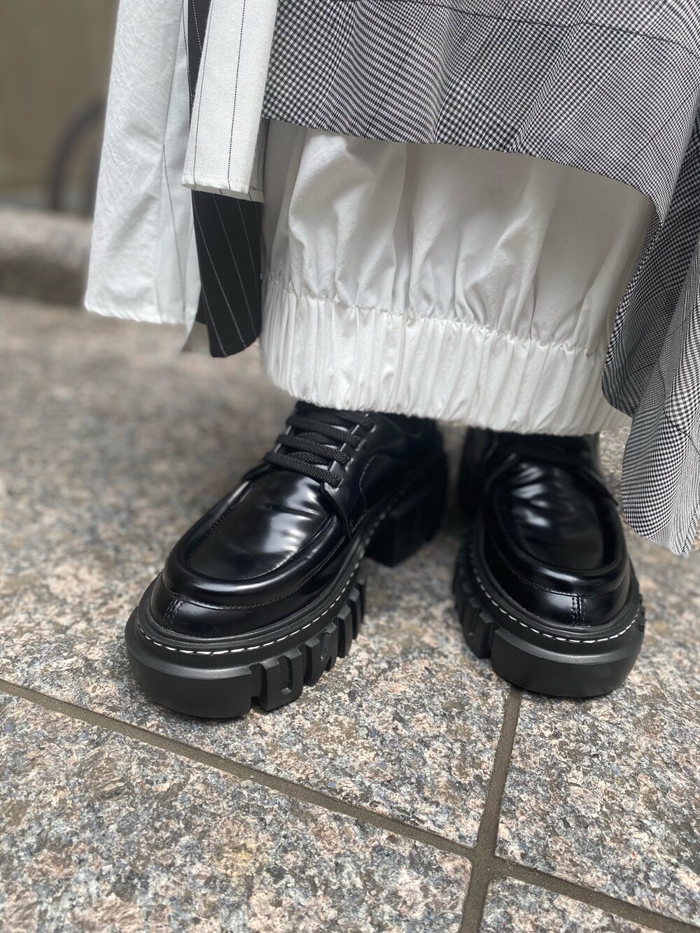 ブラック系のカーディガン/ボレロ、その他のシャツワンピース、ブラック系のローファーを着用したレディースの夏コーディネートの9枚目の写真