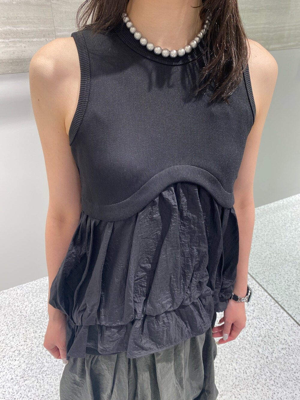 ブラック系のタンクトップ、その他のスカート、ブラック系のサンダルを着用したレディースの春コーディネートの7枚目の写真