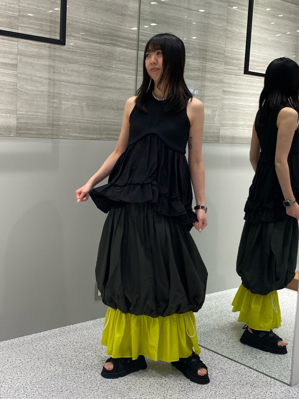 ブラック系のタンクトップ、その他のスカート、ブラック系のサンダルを着用したレディースの春コーディネートの2枚目の写真