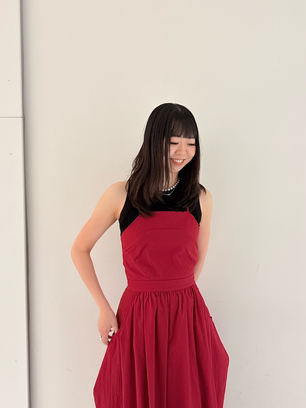 レッド系のつなぎ/オールインワン、ブラック系のタンクトップ、シルバー系のサンダルを着用したレディースの夏コーディネートの5枚目の写真