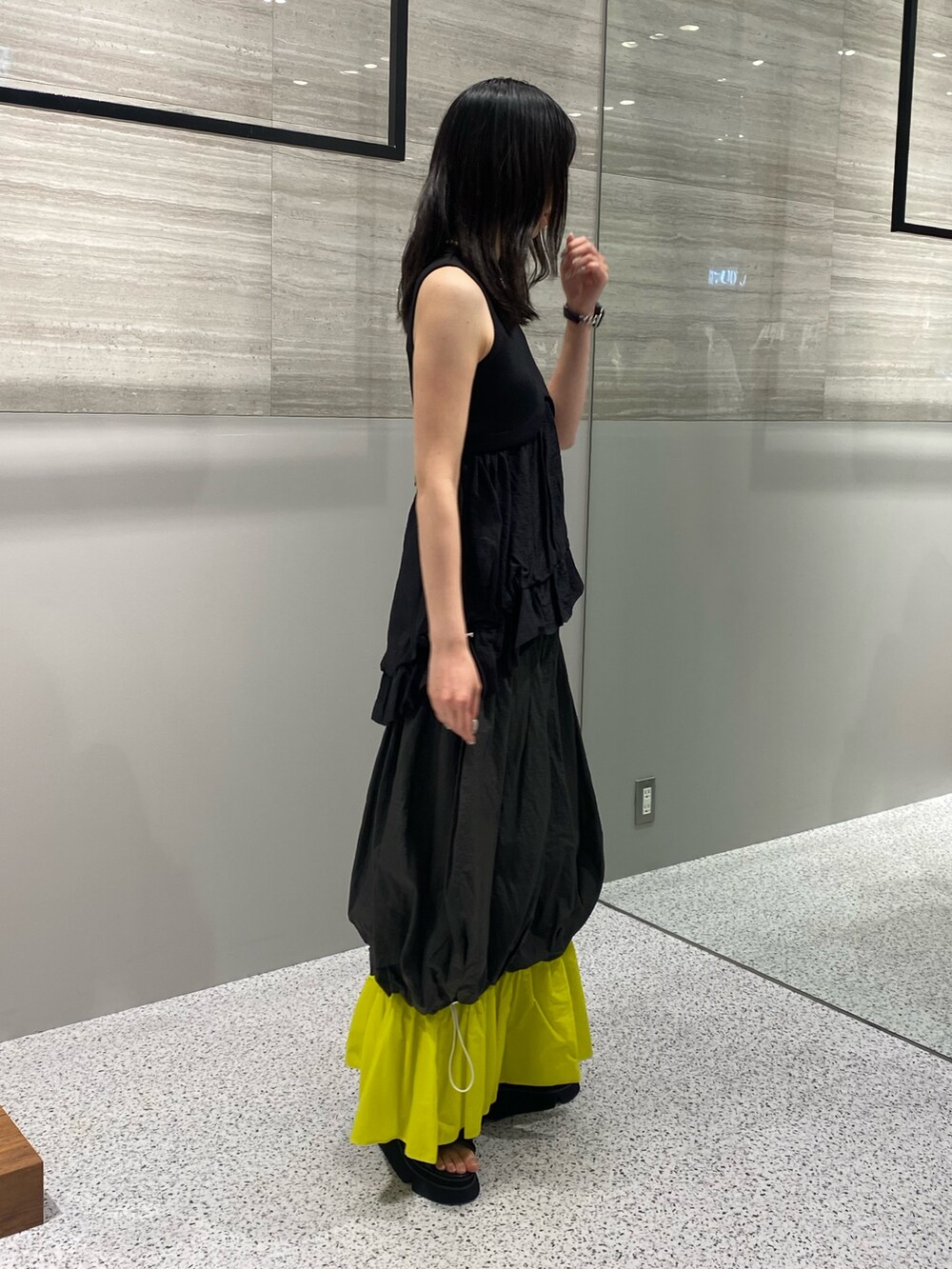 ブラック系のタンクトップ、その他のスカート、ブラック系のサンダルを着用したレディースの春コーディネートの3枚目の写真