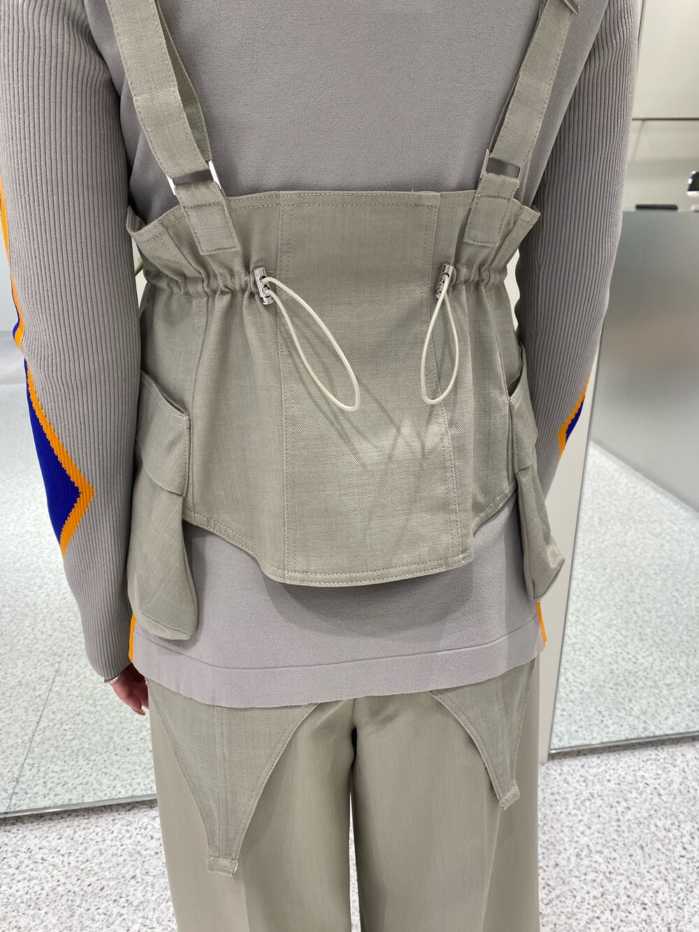 ベージュ系のその他パンツ、ベージュ系のニット/セーター、シルバー系のブーツを着用したレディースの冬コーディネートの6枚目の写真