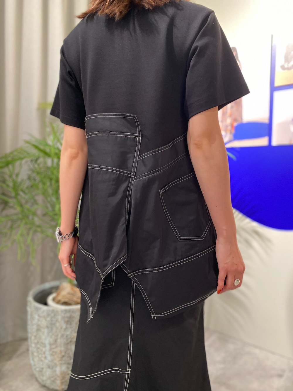 ブラック系のスカート、ブラック系のTシャツ/カットソーを着用したレディースの冬コーディネートの6枚目の写真