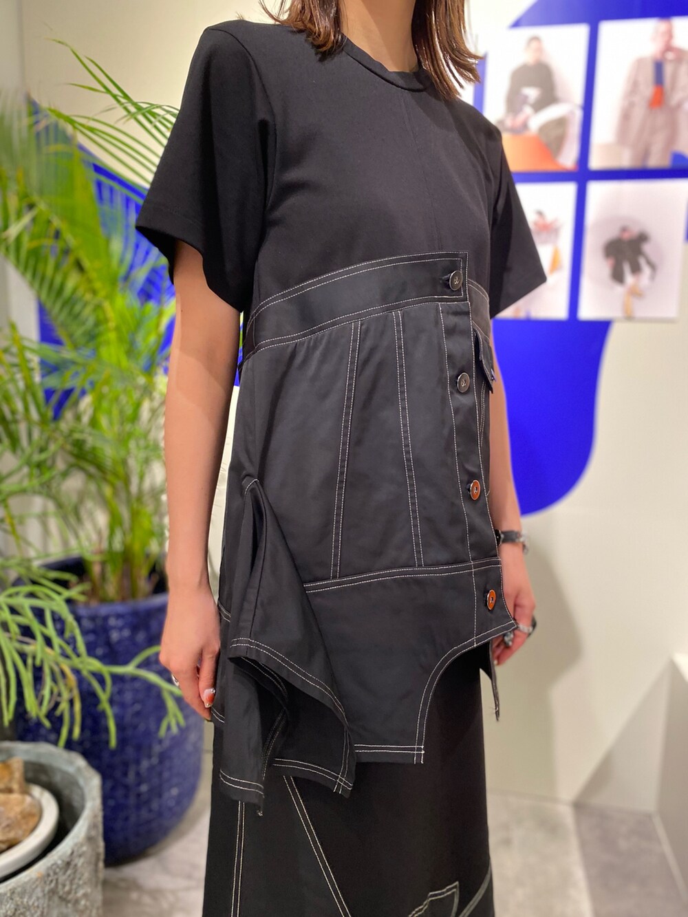 ブラック系のスカート、ブラック系のTシャツ/カットソーを着用したレディースの冬コーディネートの4枚目の写真