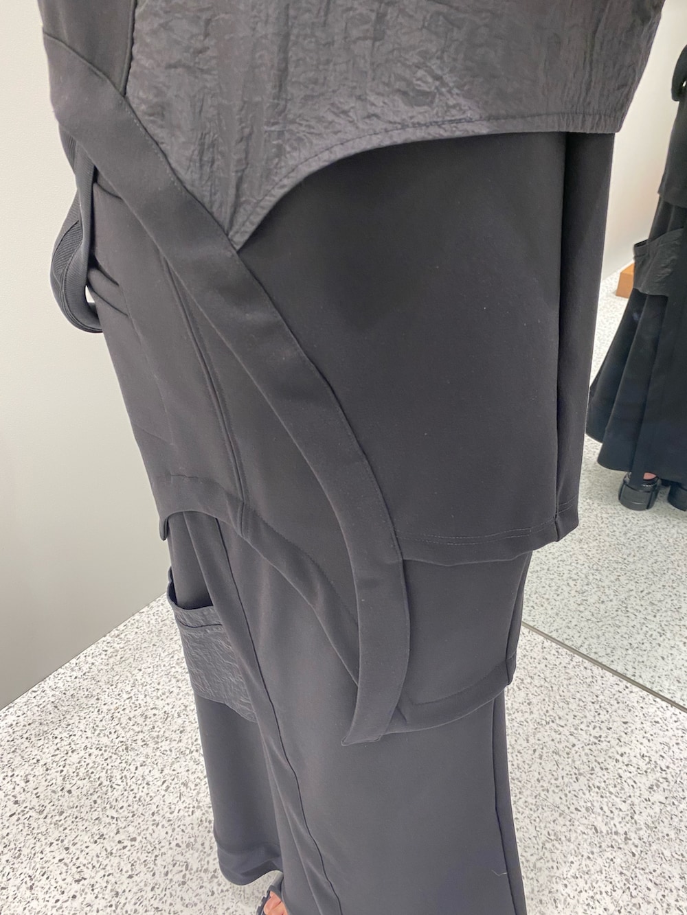 ブラック系のスカート、ブラック系のサンダル、ブラック系のTシャツ/カットソーを着用したレディースの春コーディネートの9枚目の写真