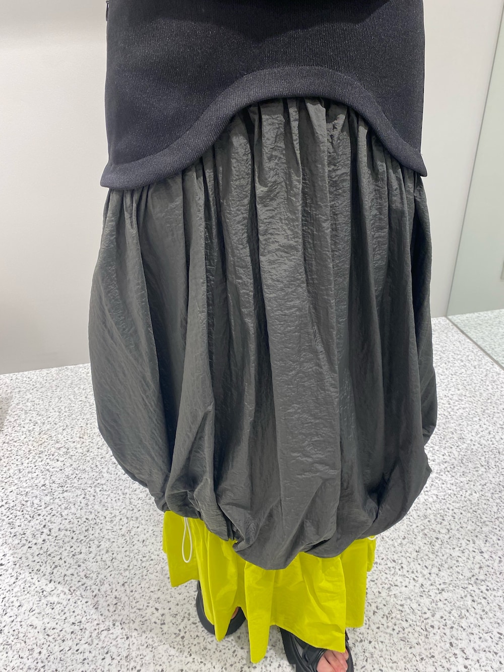 ブラック系のタンクトップ、その他のスカート、ブラック系のサンダルを着用したレディースの春コーディネートの8枚目の写真