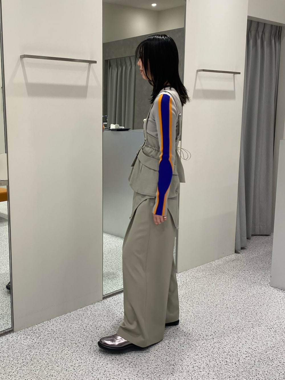 ベージュ系のその他パンツ、ベージュ系のニット/セーター、シルバー系のブーツを着用したレディースの冬コーディネートの3枚目の写真