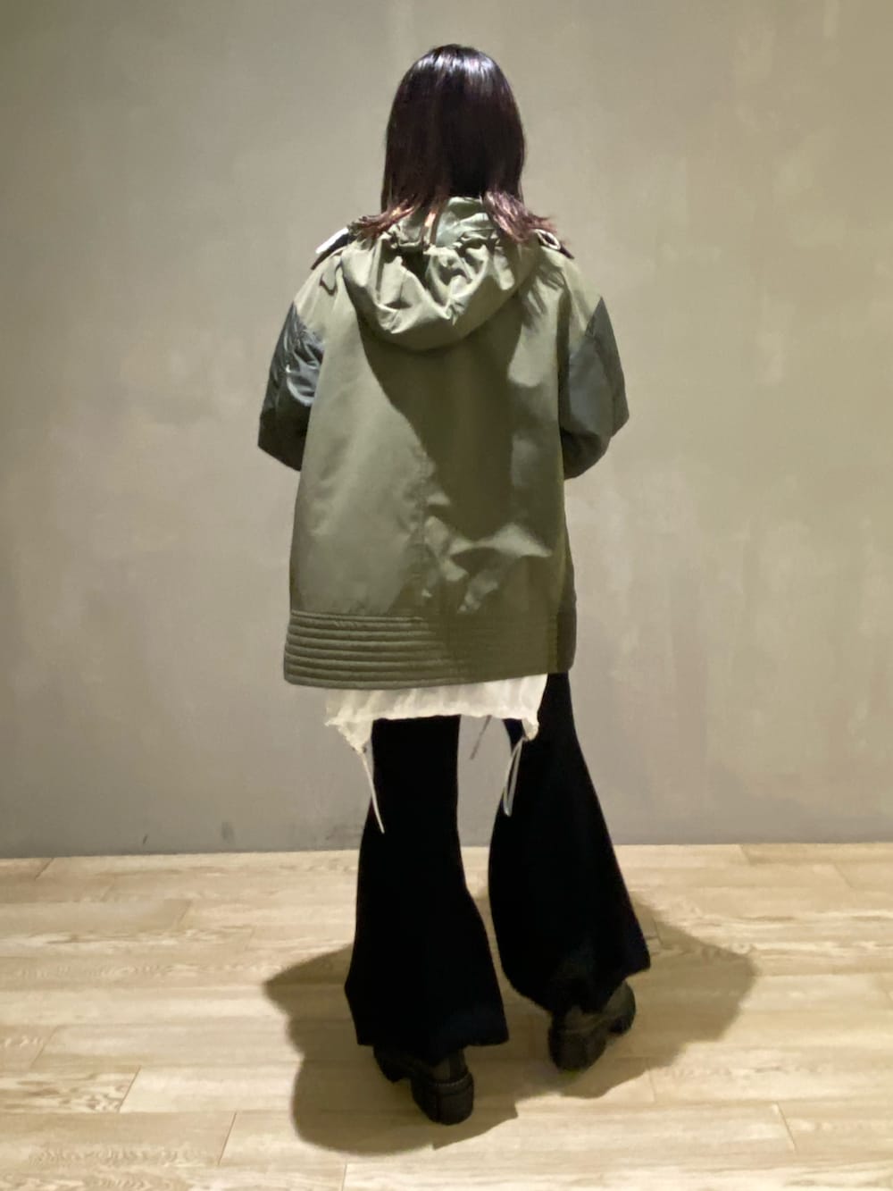 グリーン系のブルゾン、ホワイト系のシャツ/ブラウス、ブラック系のその他パンツを着用したレディースの秋コーディネートの4枚目の写真