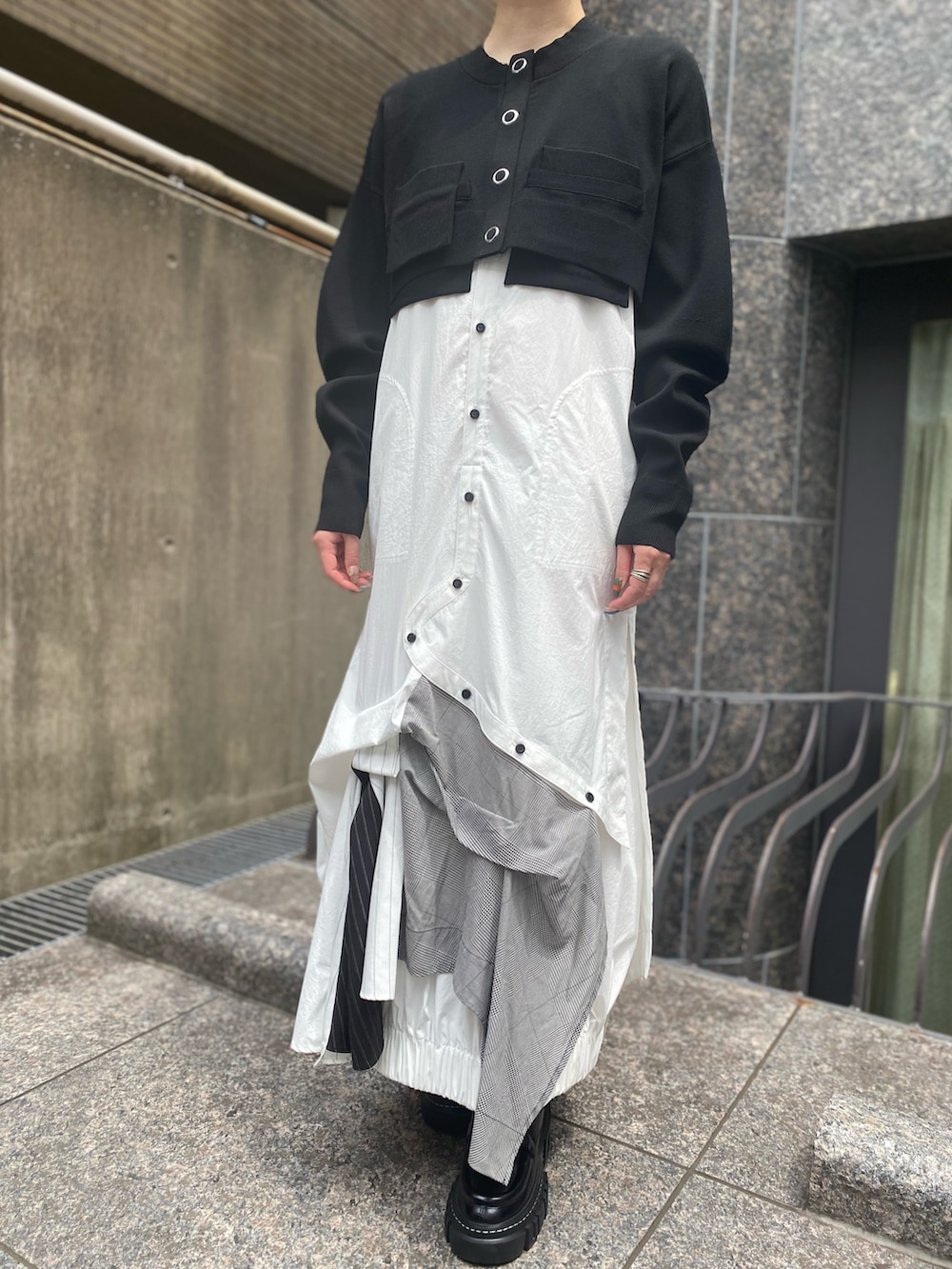 ブラック系のカーディガン/ボレロ、その他のシャツワンピース、ブラック系のローファーを着用したレディースの夏コーディネートの6枚目の写真