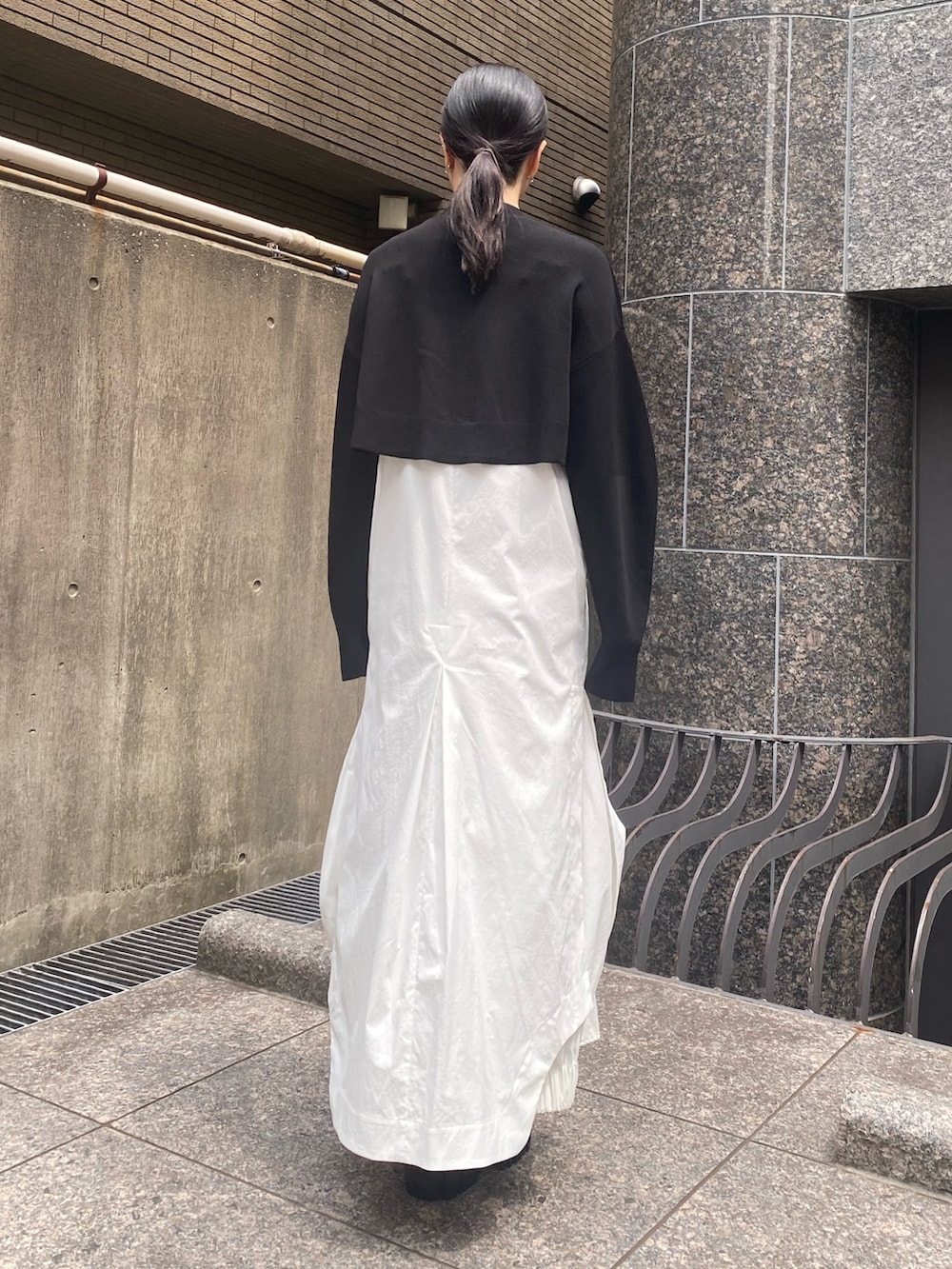 ブラック系のカーディガン/ボレロ、その他のシャツワンピース、ブラック系のローファーを着用したレディースの夏コーディネートの4枚目の写真