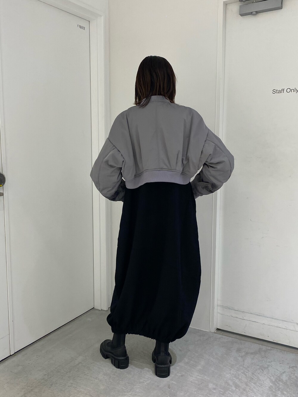 「UN3D.のORIGAMI TUCK BZ（ブルゾン、グレー系）」を使った、YURINさん（レディース・168cm）の秋コーディネートの4枚目の写真