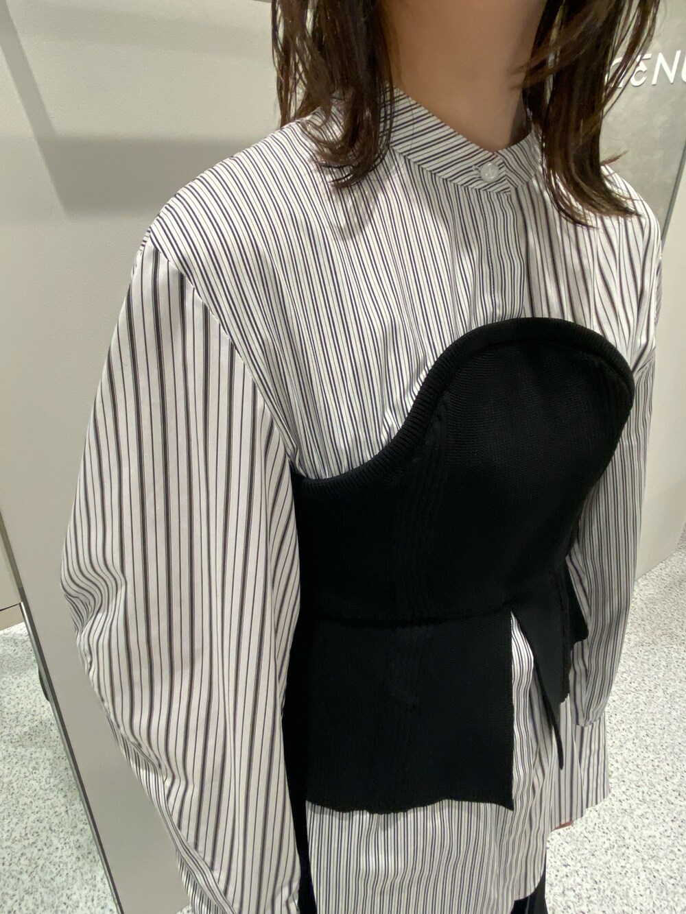 ブラック系のシャツ/ブラウス、ブラック系のスカート、シルバー系のブーツを着用したレディースの冬コーディネートの5枚目の写真