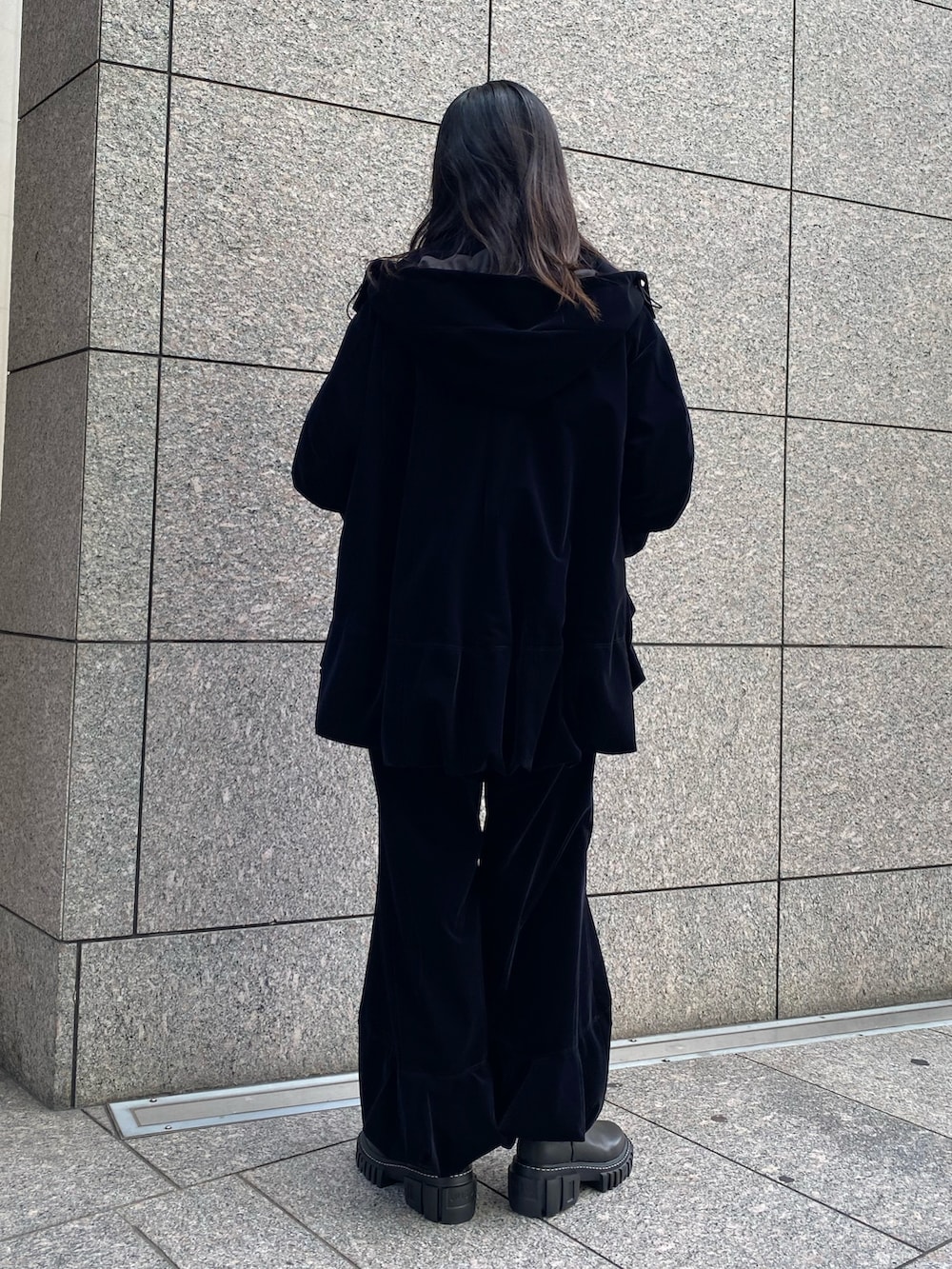 ブラック系のその他アウター、ブラック系のその他パンツ、ブラック系のブーツを着用したレディースの秋コーディネートの4枚目の写真