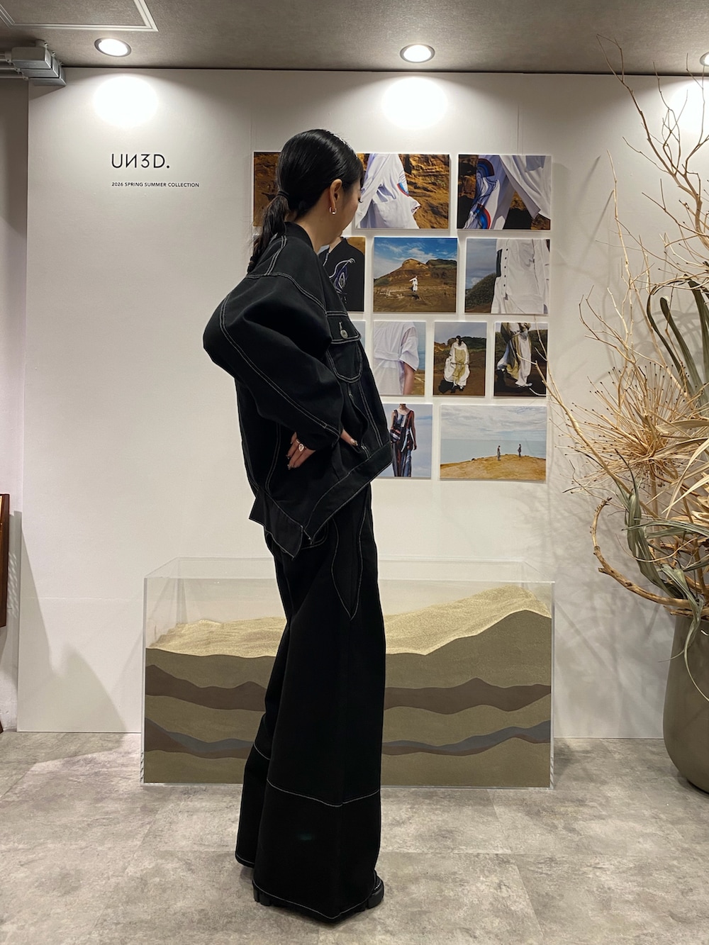 ブラック系のデニムジャケット、ブラック系のデニムパンツ、ブラック系のブーツを着用したレディースの冬コーディネートの2枚目の写真