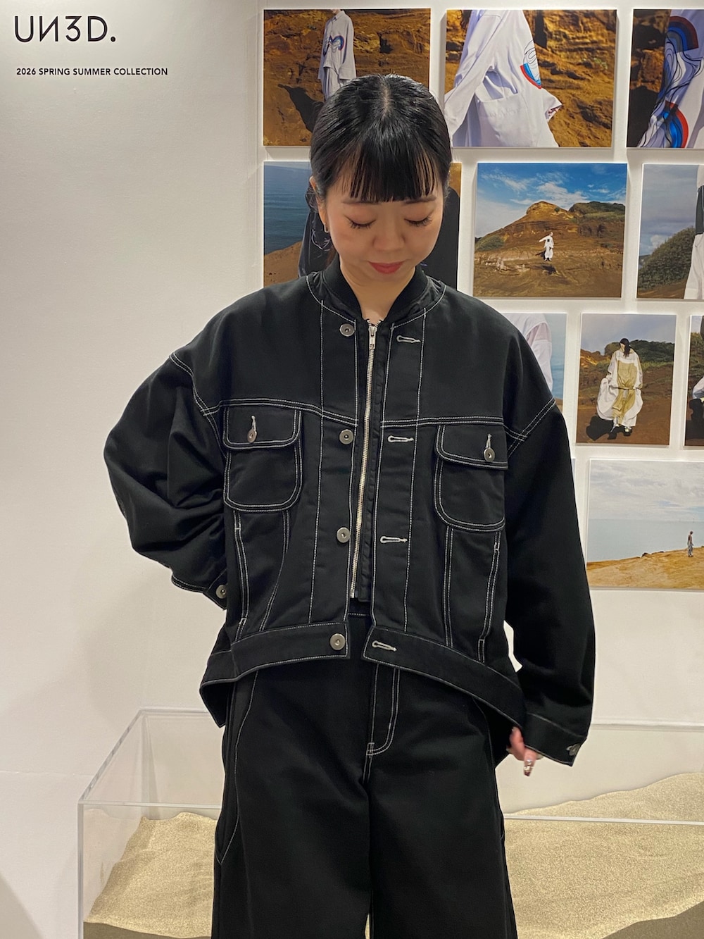 ブラック系のデニムジャケット、ブラック系のデニムパンツ、ブラック系のブーツを着用したレディースの冬コーディネートの4枚目の写真