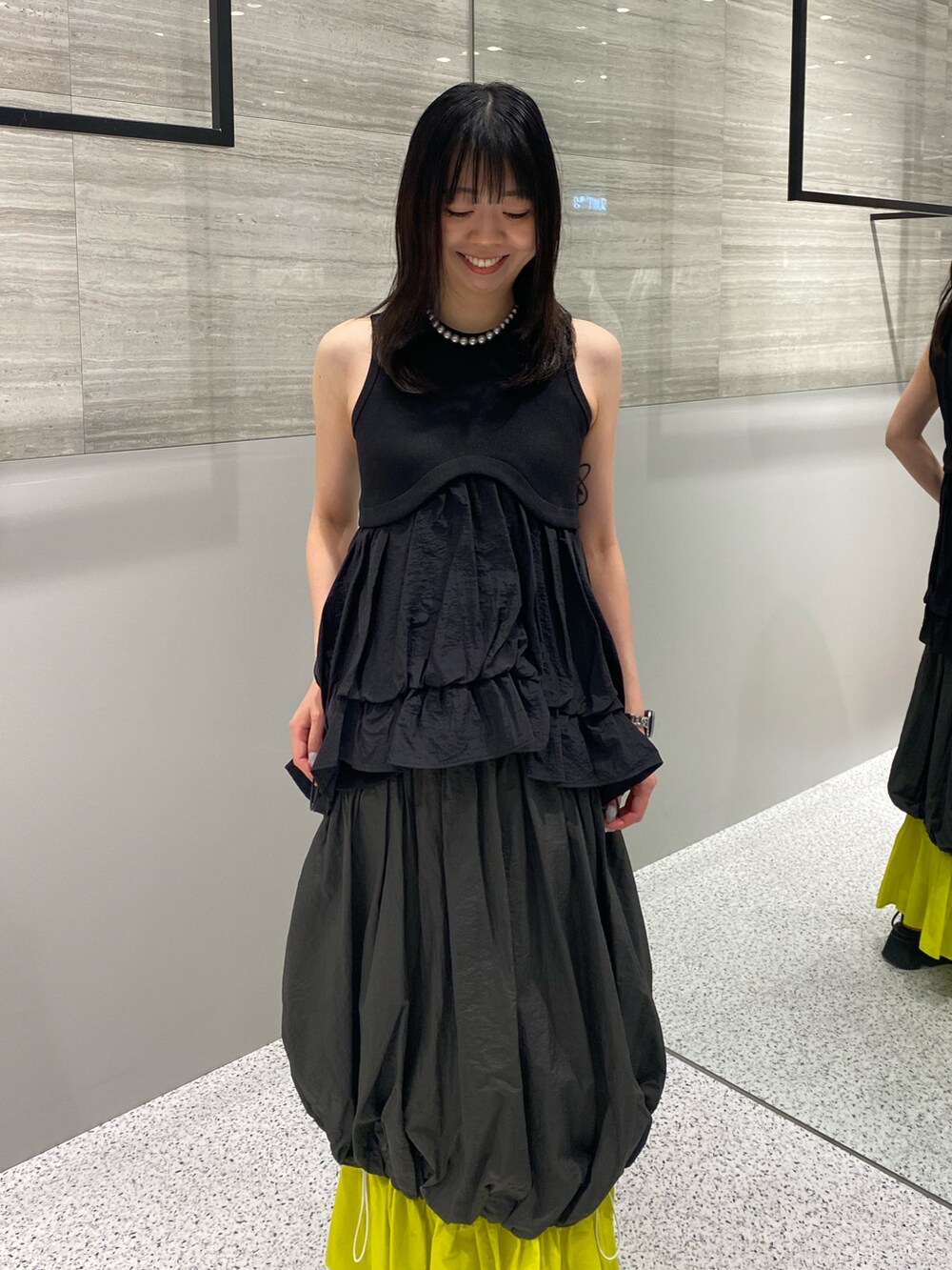 ブラック系のタンクトップ、その他のスカート、ブラック系のサンダルを着用したレディースの春コーディネートの5枚目の写真