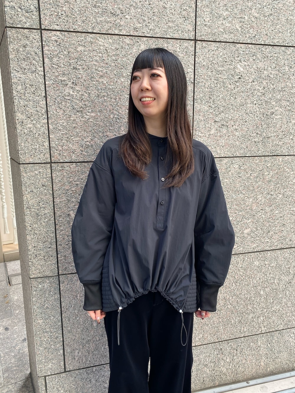 ブラック系のその他アウター、ブラック系のその他パンツ、ブラック系のブーツを着用したレディースの秋コーディネートの7枚目の写真