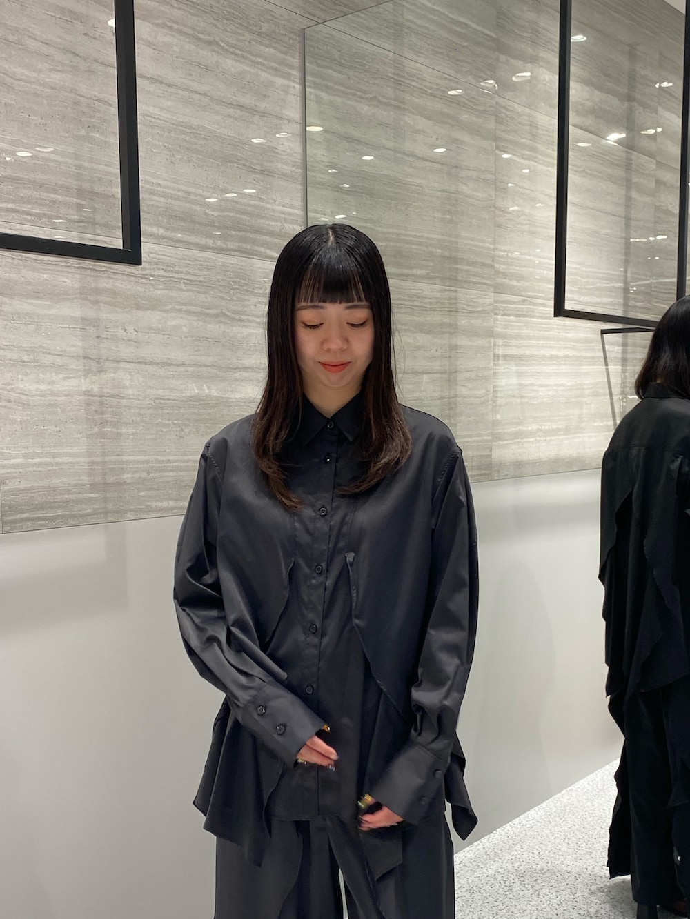 ブラック系のシャツ/ブラウス、ブラック系のその他パンツ、その他のブーツを着用したレディースの秋コーディネートの3枚目の写真