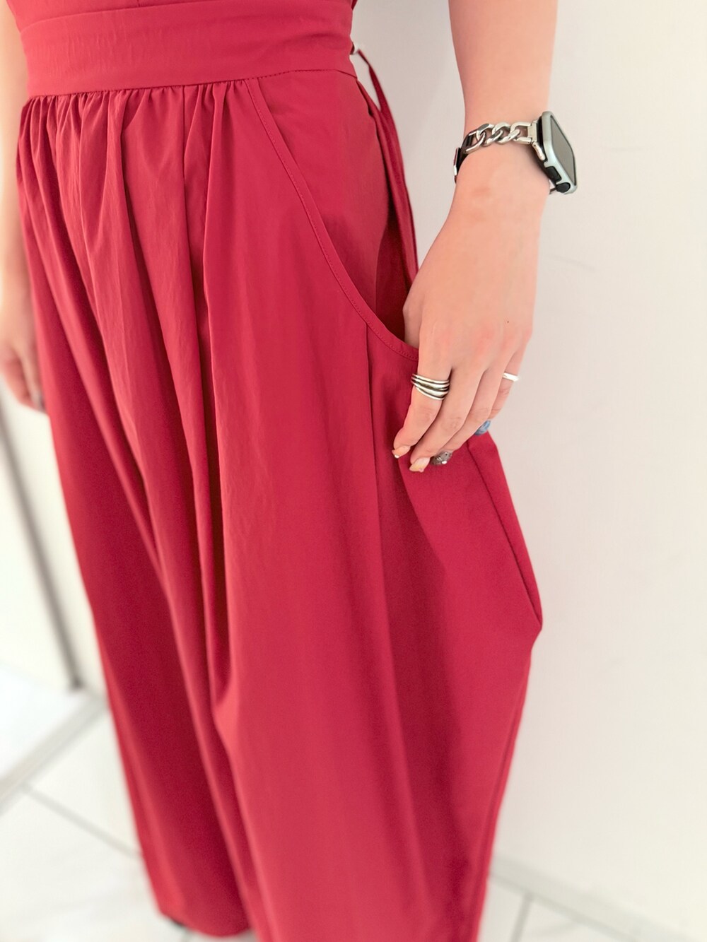 レッド系のつなぎ/オールインワン、ブラック系のタンクトップ、シルバー系のサンダルを着用したレディースの夏コーディネートの10枚目の写真