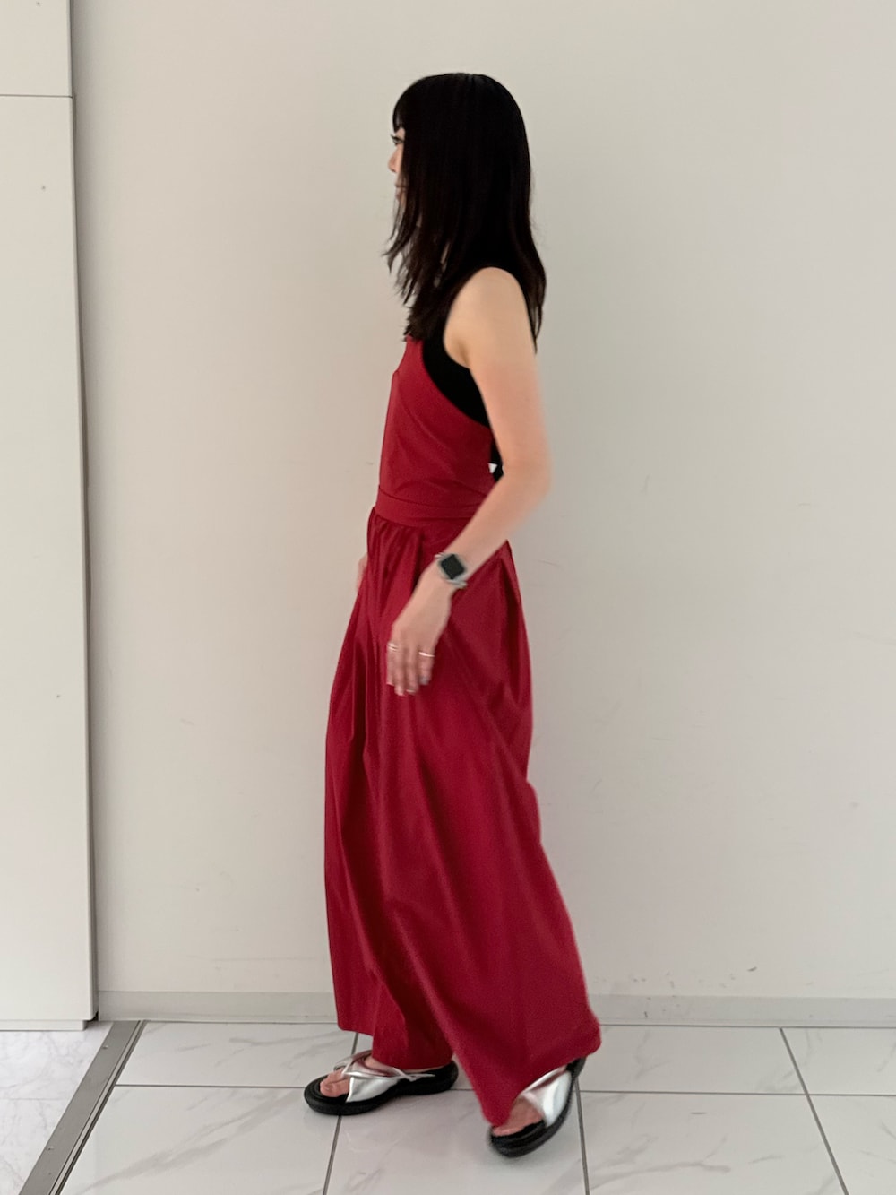 レッド系のつなぎ/オールインワン、ブラック系のタンクトップ、シルバー系のサンダルを着用したレディースの夏コーディネートの3枚目の写真