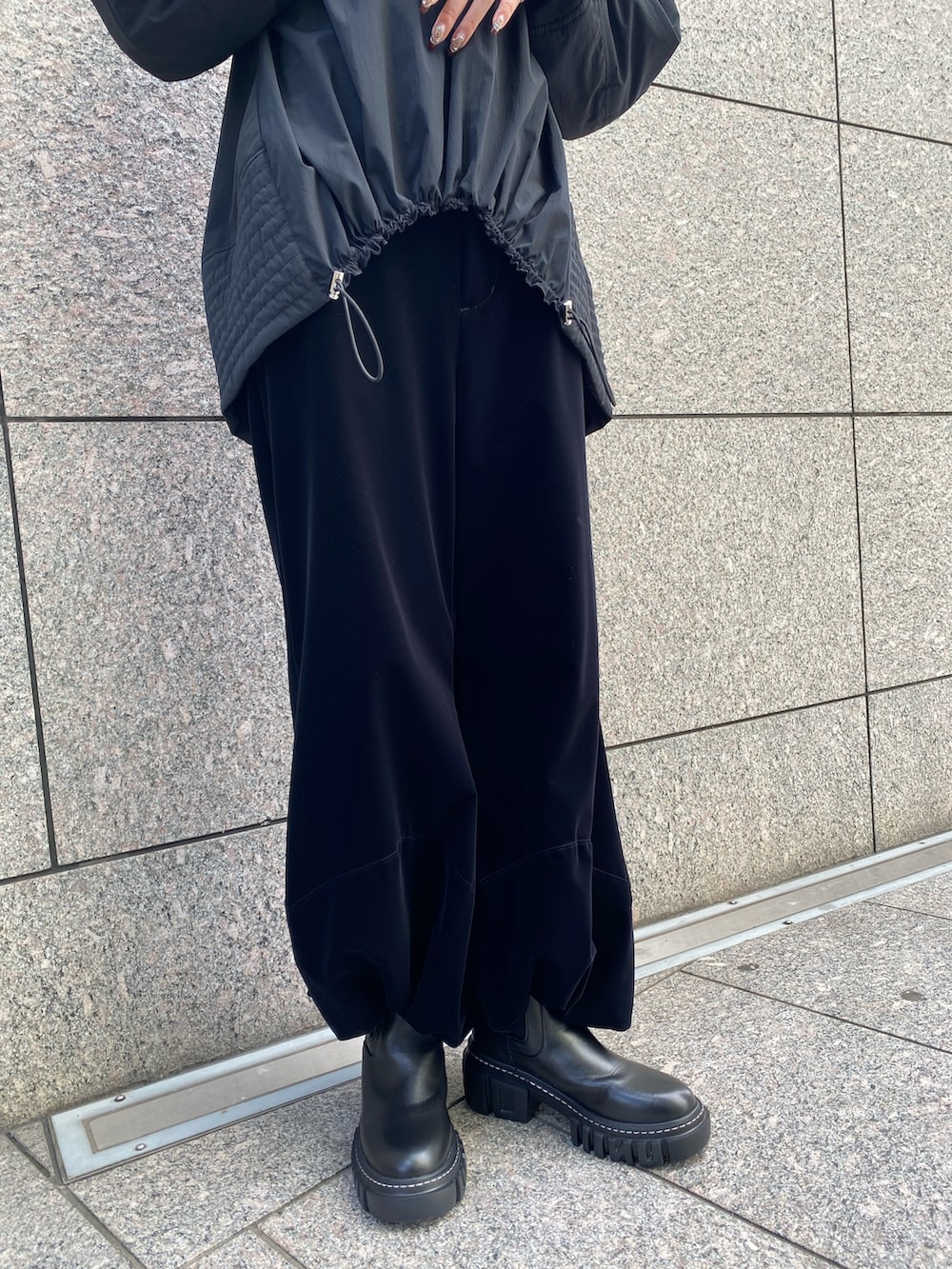 ブラック系のその他アウター、ブラック系のその他パンツ、ブラック系のブーツを着用したレディースの秋コーディネートの9枚目の写真