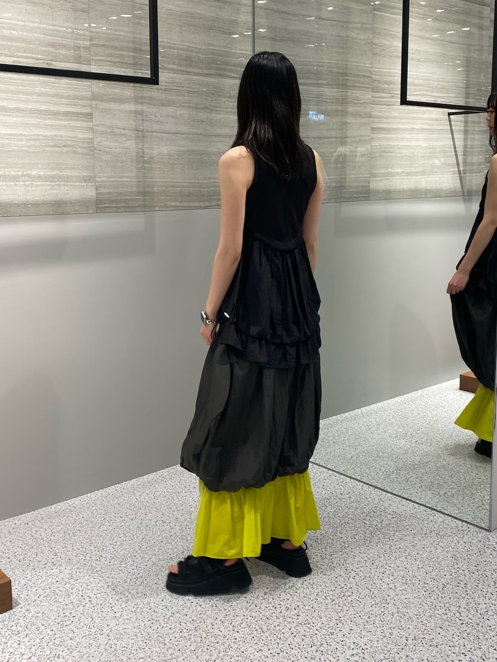 ブラック系のタンクトップ、その他のスカート、ブラック系のサンダルを着用したレディースの春コーディネートの4枚目の写真