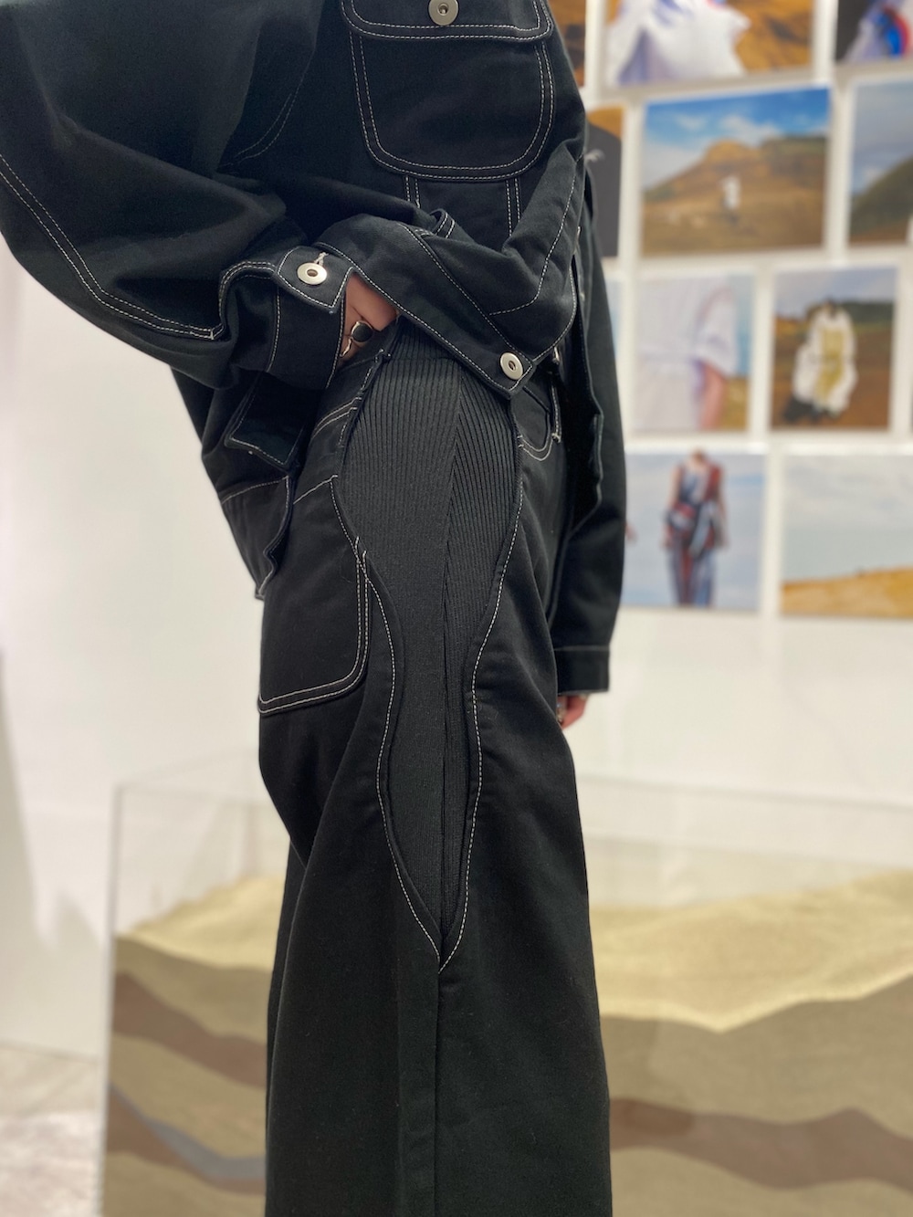 ブラック系のデニムジャケット、ブラック系のデニムパンツ、ブラック系のブーツを着用したレディースの冬コーディネートの8枚目の写真