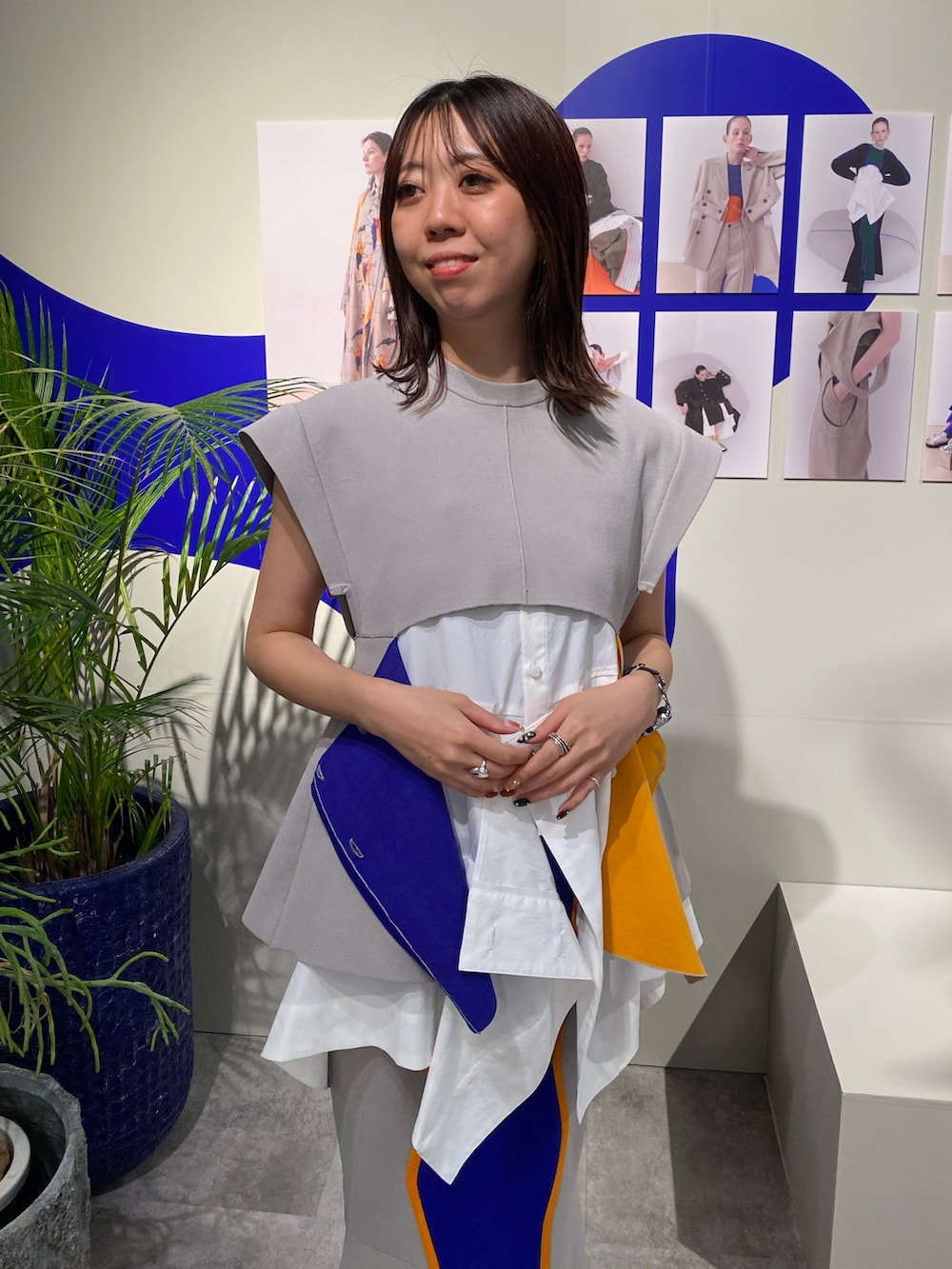 ベージュ系のニット/セーター、ホワイト系のシャツ/ブラウス、ベージュ系のスカートを着用したレディースの冬コーディネートの4枚目の写真