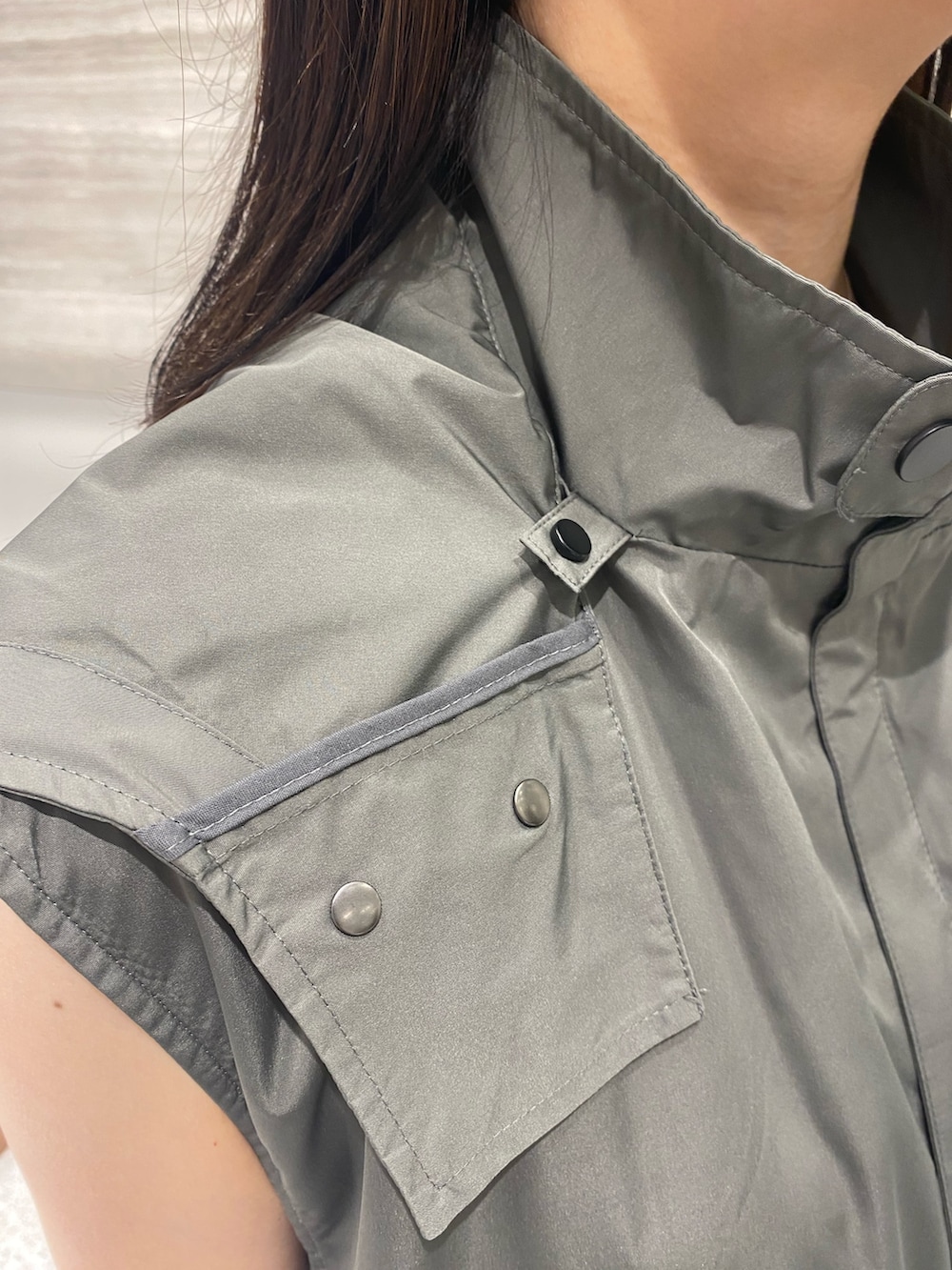 グレー系のワンピース、ブラック系のサンダルを着用したレディースの秋コーディネートの8枚目の写真