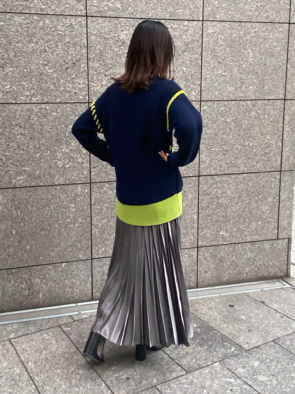 ブルー系のニット/セーター、グレー系のスカート、シルバー系のブーツを着用したレディースの冬コーディネートの4枚目の写真