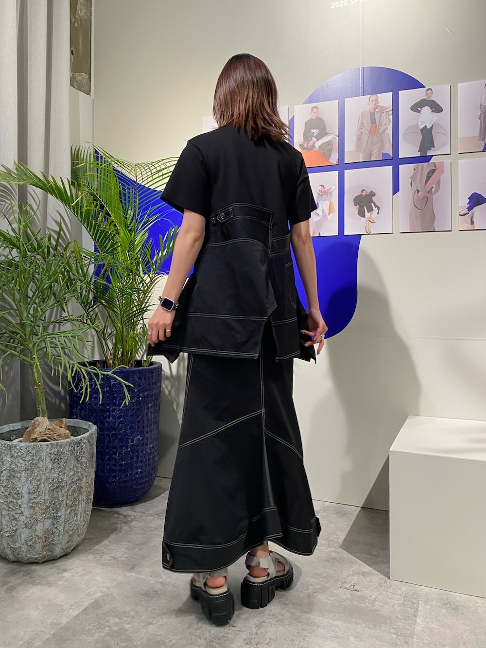 ブラック系のスカート、ブラック系のTシャツ/カットソーを着用したレディースの冬コーディネートの3枚目の写真