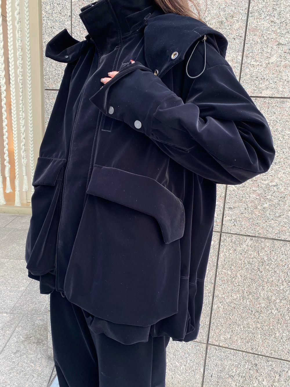 ブラック系のその他アウター、ブラック系のその他パンツ、ブラック系のブーツを着用したレディースの秋コーディネートの8枚目の写真